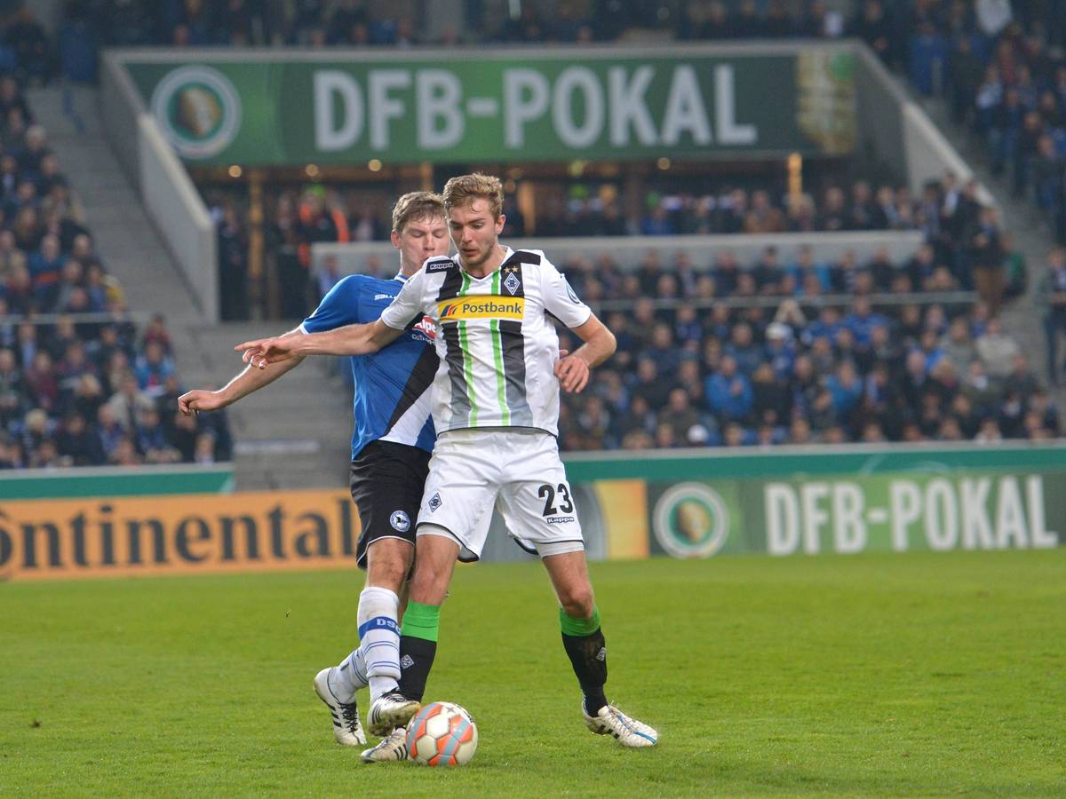 Christoph Kramer schirmt den Ball gegen Fabian Klos ab.