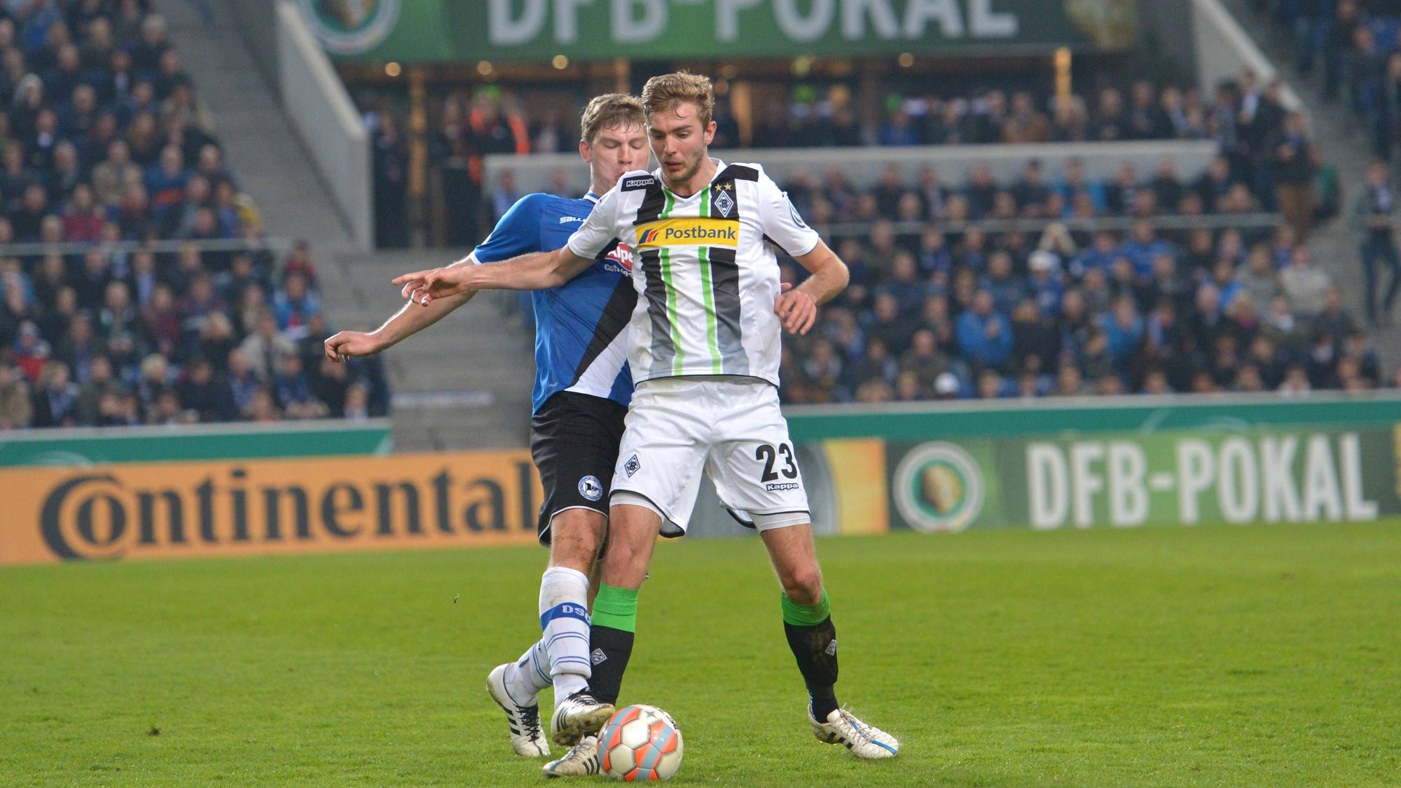 Christoph Kramer schirmt den Ball gegen Fabian Klos ab.