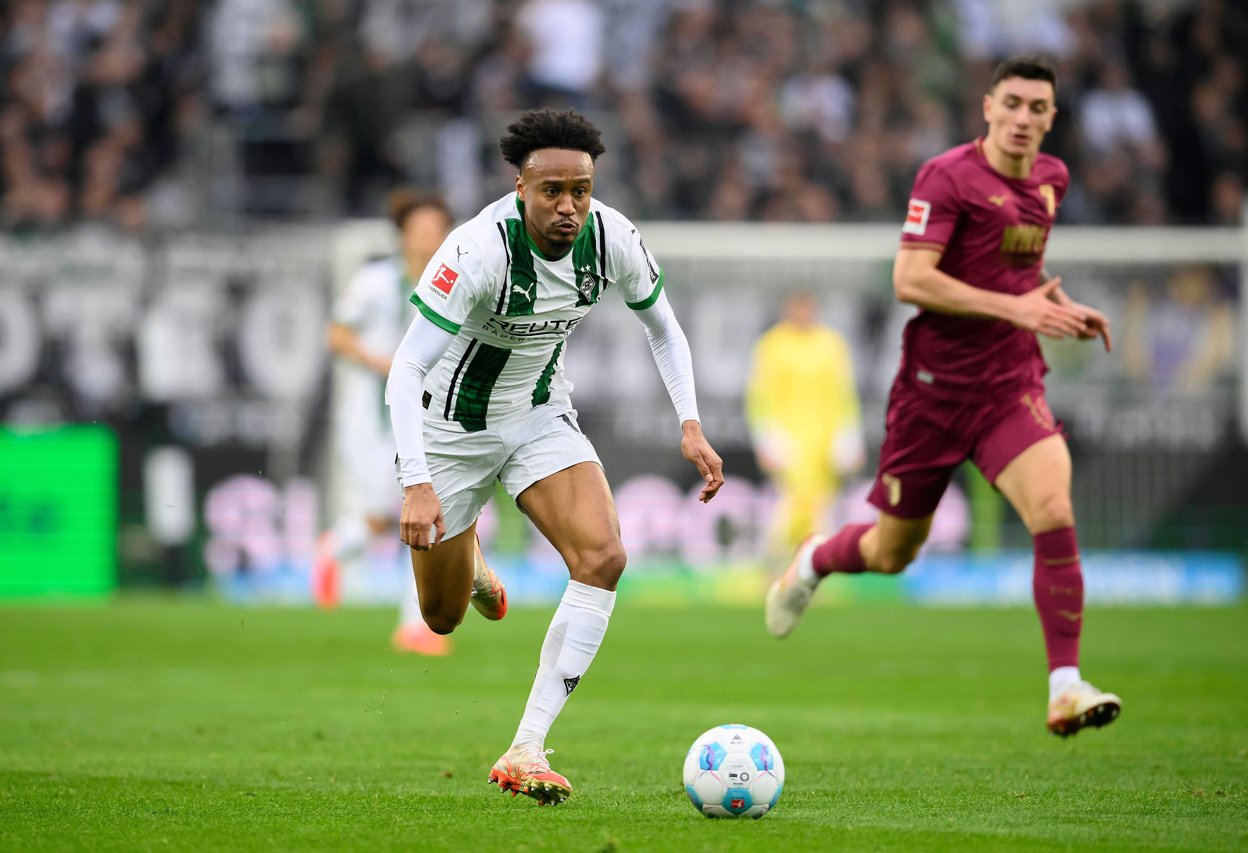 Nathan Ngoumou rennt mit dem Ball auf dem Platz.