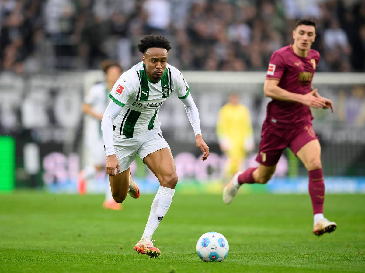 Nathan Ngoumou rennt mit dem Ball auf dem Platz.