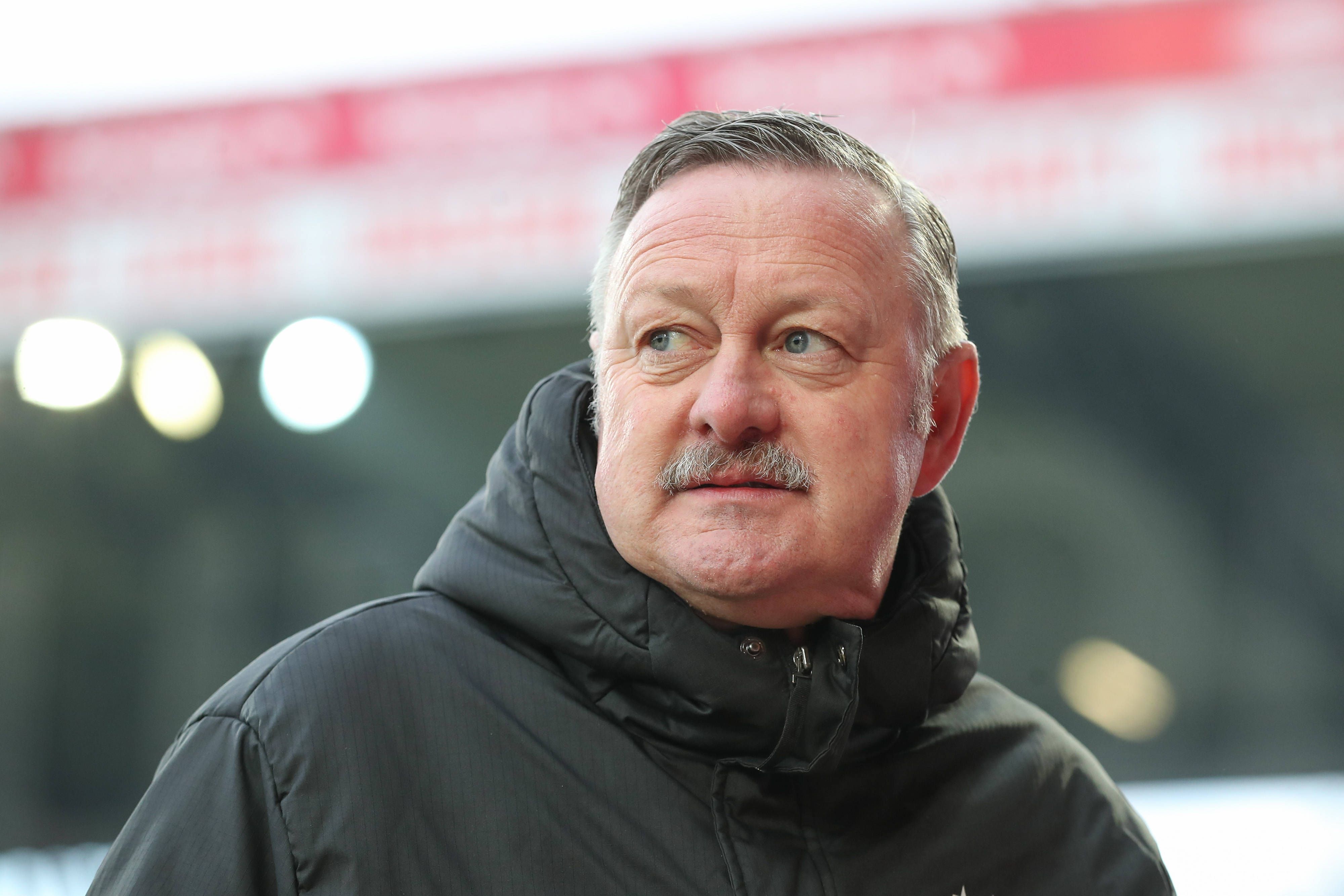 Borussia Mönchengladbachs Sport-Geschäftsführer Roland Virkus steht beim Bundesliga-Auswärtsspiel bei Union Berlin im Stadion und schaut skeptisch.