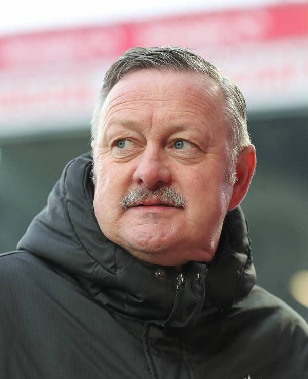 Borussia Mönchengladbachs Sport-Geschäftsführer Roland Virkus steht beim Bundesliga-Auswärtsspiel bei Union Berlin im Stadion und schaut skeptisch.