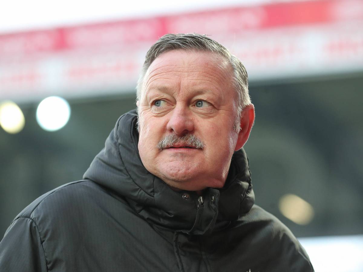 Borussia Mönchengladbachs Sport-Geschäftsführer Roland Virkus steht beim Bundesliga-Auswärtsspiel bei Union Berlin im Stadion und schaut skeptisch.