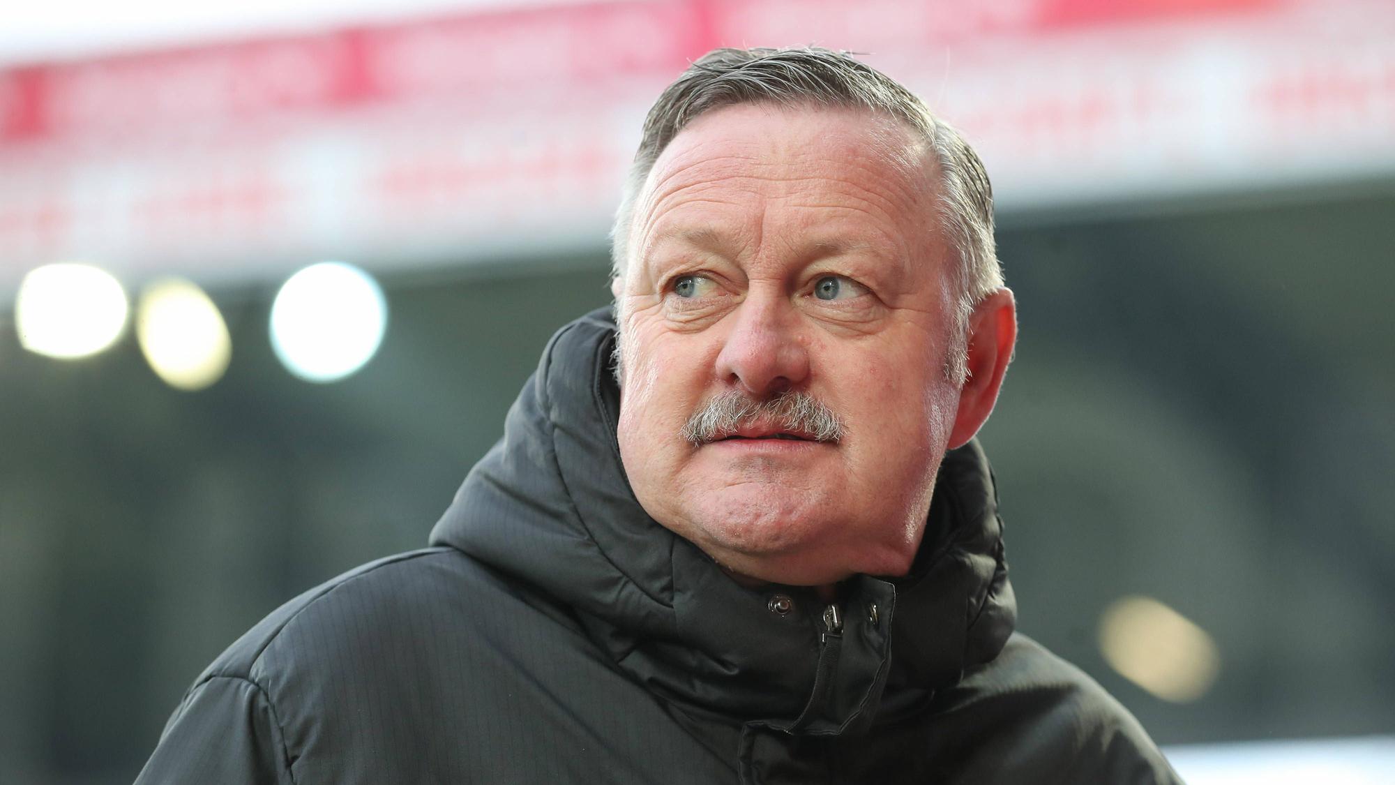 Borussia Mönchengladbachs Sport-Geschäftsführer Roland Virkus steht beim Bundesliga-Auswärtsspiel bei Union Berlin im Stadion und schaut skeptisch.