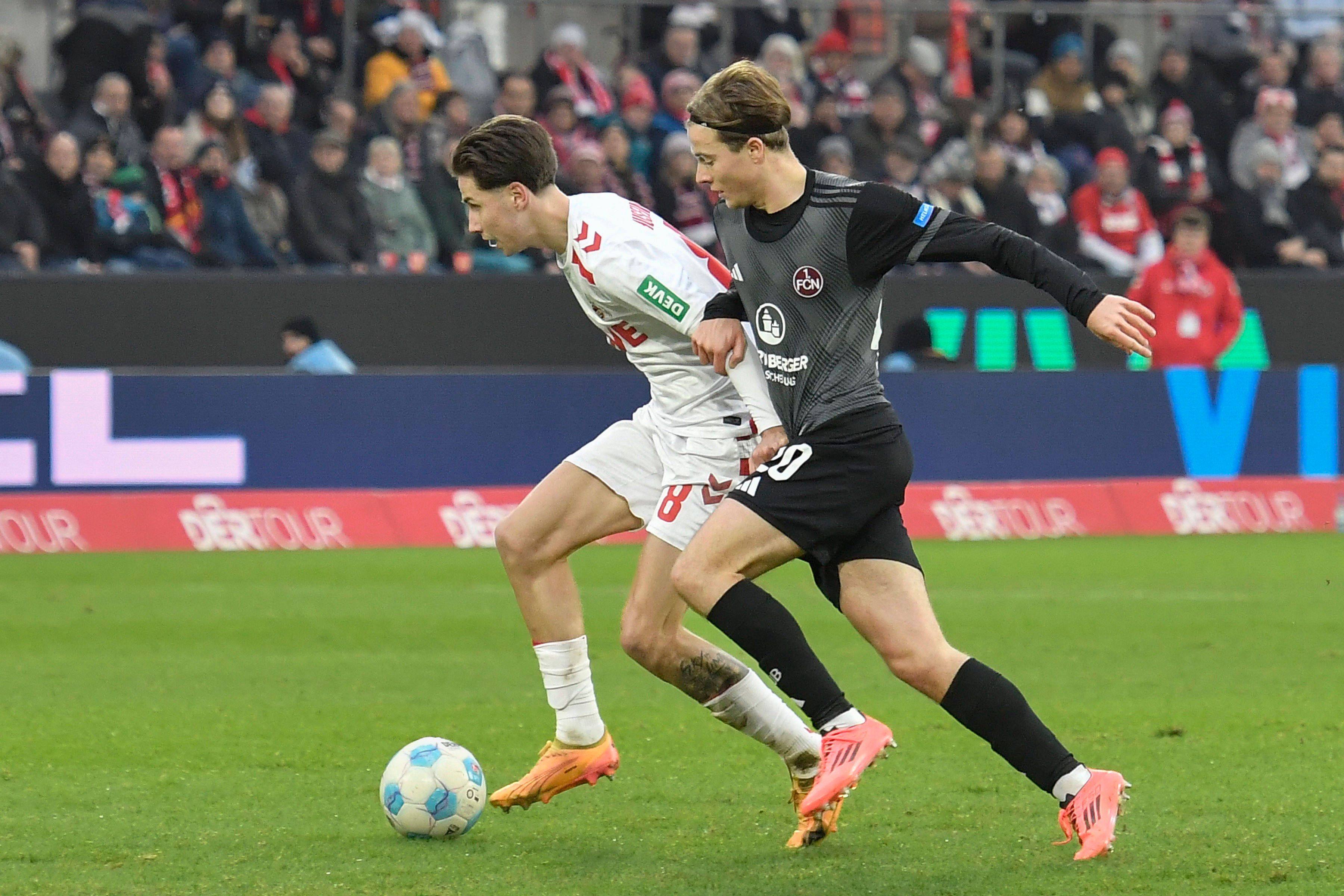 Denis Huseinbasic dribbelt Caspar Jander davon.
