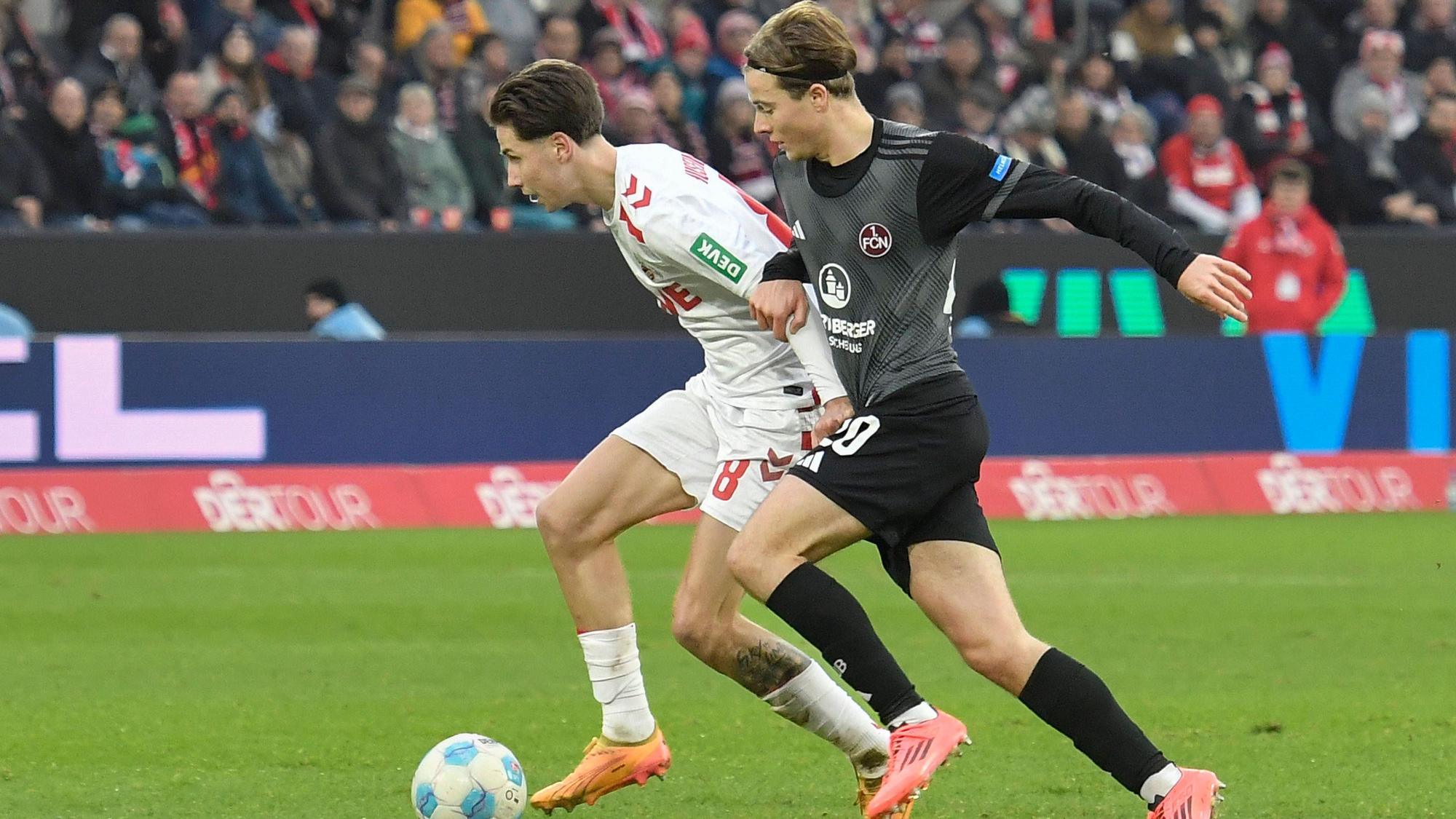 Denis Huseinbasic dribbelt Caspar Jander davon.