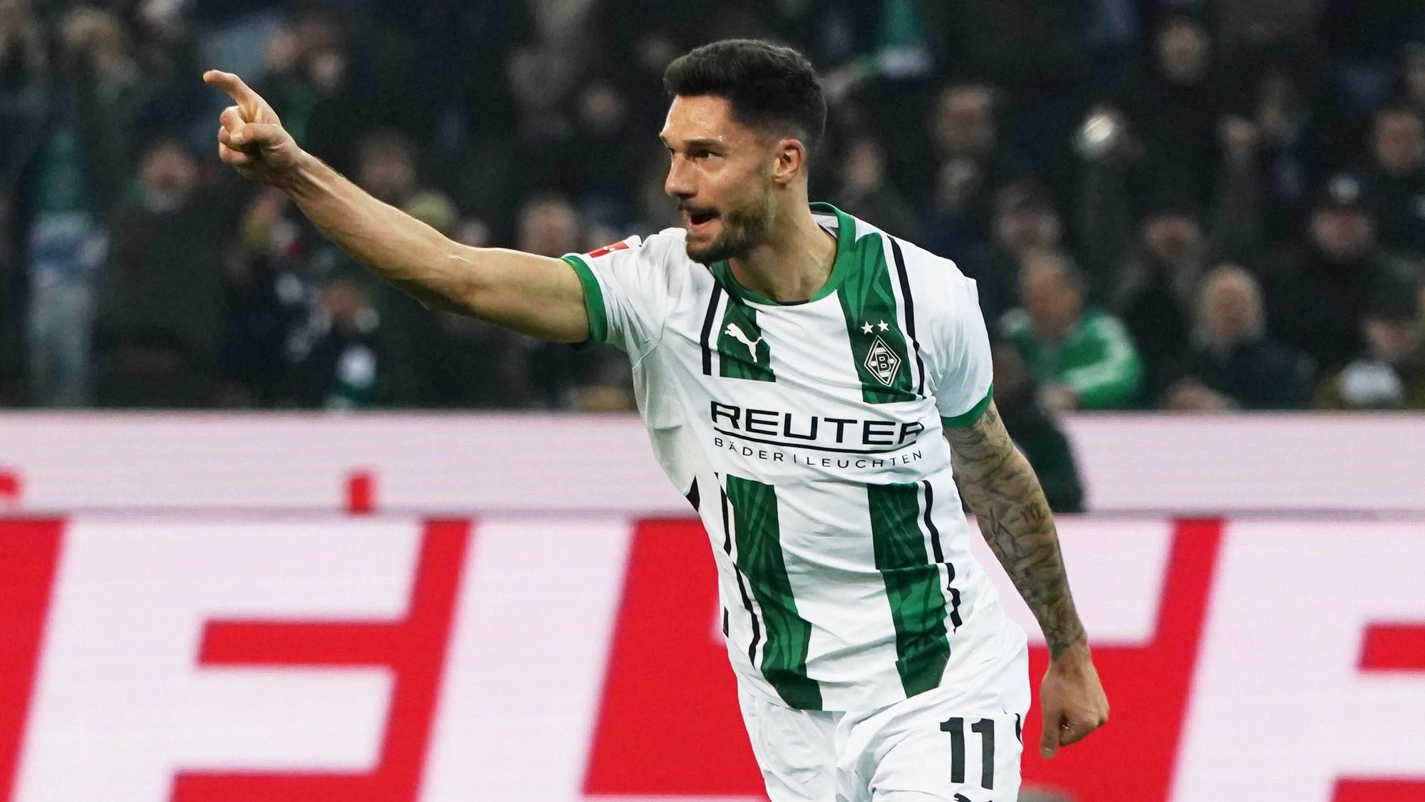 Borussia Mönchengladbachs Stürmer Tim Kleindienst jubelt im Spiel gegen Eintracht Frankfurt mit ausgestrecktem Arm über sein Tor.