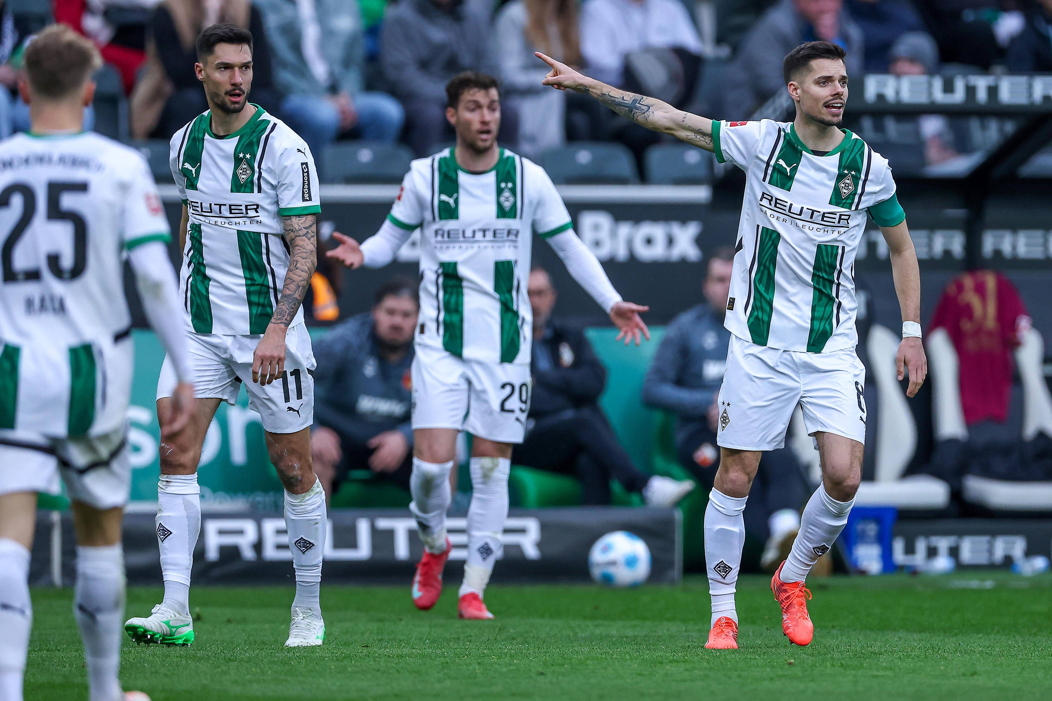 Spieler von Borussia Mönchengladbach beschweren sich über eine Entscheidung des Schiedsrichters.