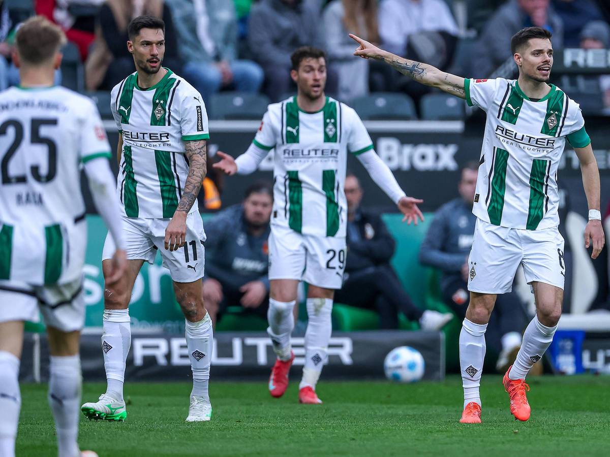 Spieler von Borussia Mönchengladbach beschweren sich über eine Entscheidung des Schiedsrichters.