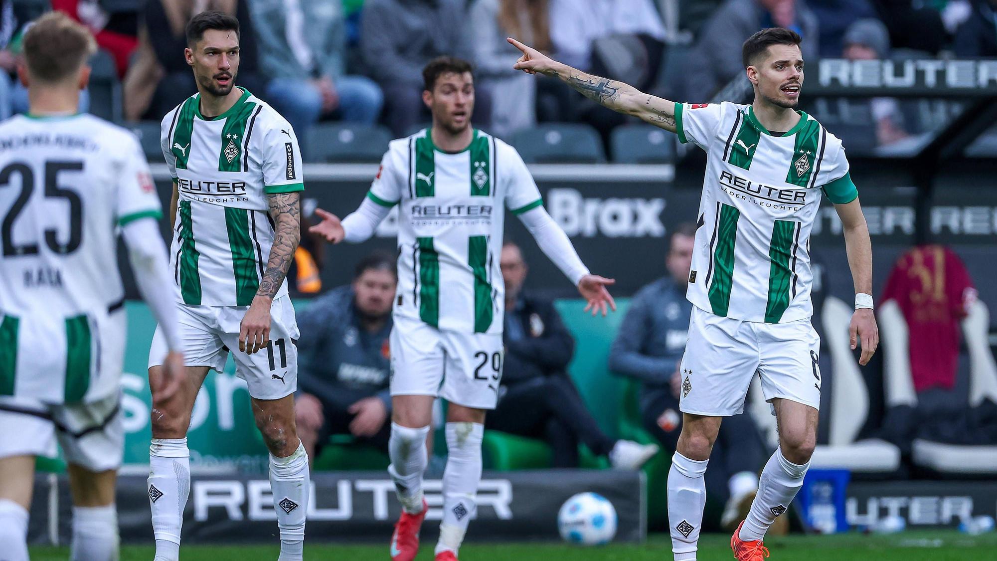 Spieler von Borussia Mönchengladbach beschweren sich über eine Entscheidung des Schiedsrichters.