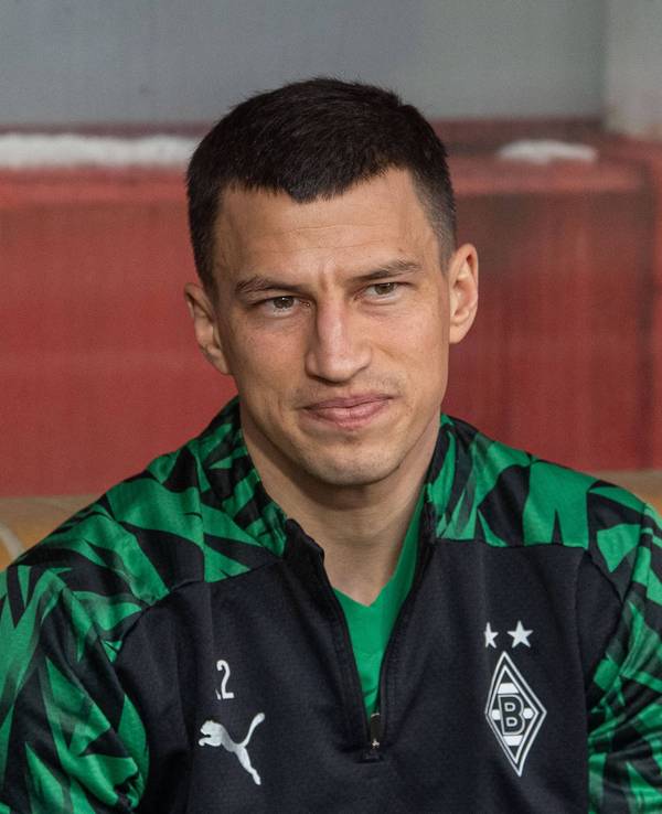 Borussia Mönchengladbachs Stefan Lainer sitzt während des Bundesliga-Auswärtsspiels bei Union Berlin auf der Bank und blickt auf das Spielfeld.