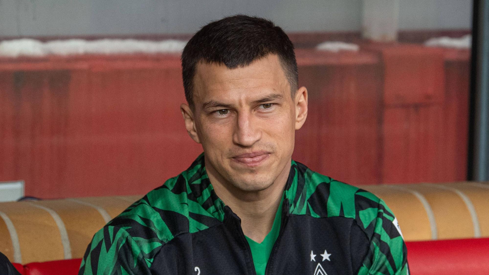Borussia Mönchengladbachs Stefan Lainer sitzt während des Bundesliga-Auswärtsspiels bei Union Berlin auf der Bank und blickt auf das Spielfeld.