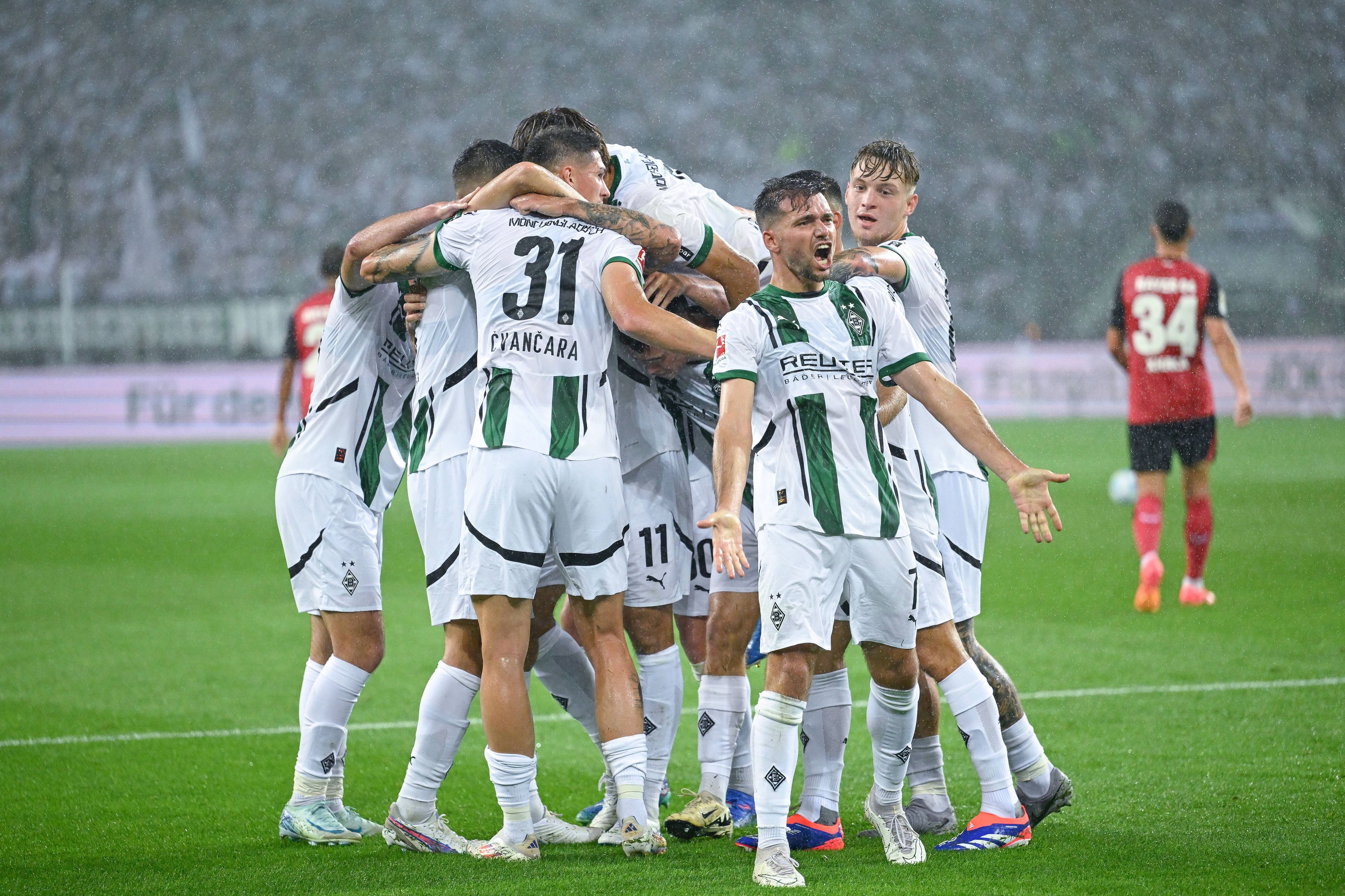 Spieler von Borussia Mönchengladbach bejubeln den Ausgleichstreffer gegen Bayer Leverkusen.