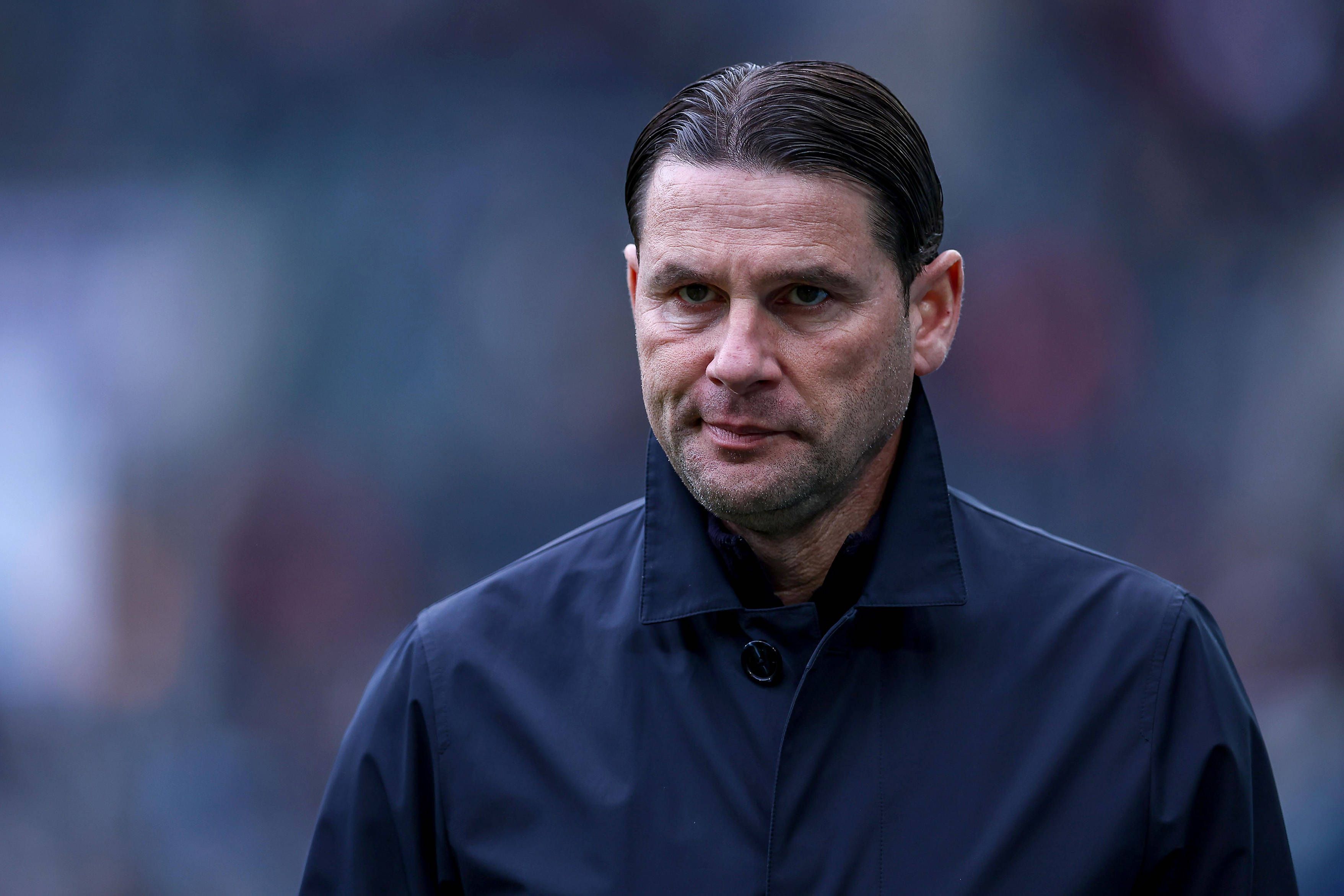 Borussia Mönchengladbachs Trainer Gerardo Seoane steht beim Bundesliga-Spiel gegen den FC Augsburg am Seitenrand und verzieht das Gesicht.