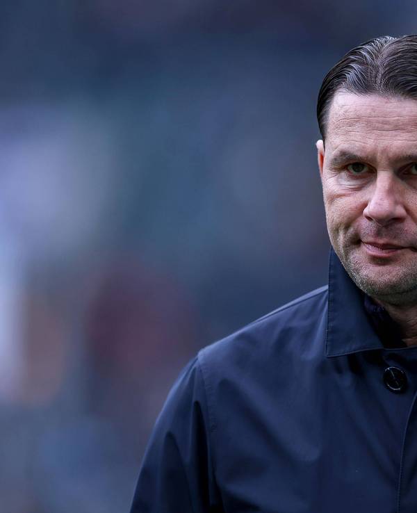 Borussia Mönchengladbachs Trainer Gerardo Seoane steht beim Bundesliga-Spiel gegen den FC Augsburg am Seitenrand und verzieht das Gesicht.