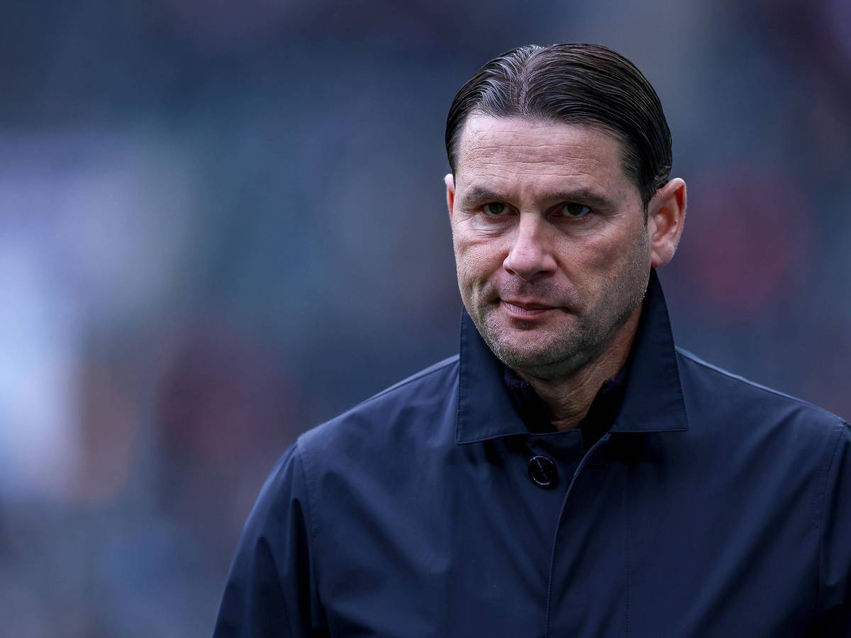 Borussia Mönchengladbachs Trainer Gerardo Seoane steht beim Bundesliga-Spiel gegen den FC Augsburg am Seitenrand und verzieht das Gesicht.