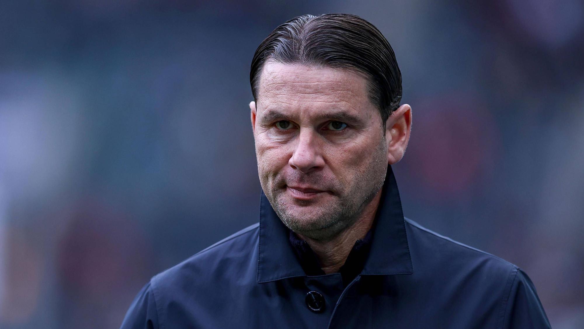 Borussia Mönchengladbachs Trainer Gerardo Seoane steht beim Bundesliga-Spiel gegen den FC Augsburg am Seitenrand und verzieht das Gesicht.