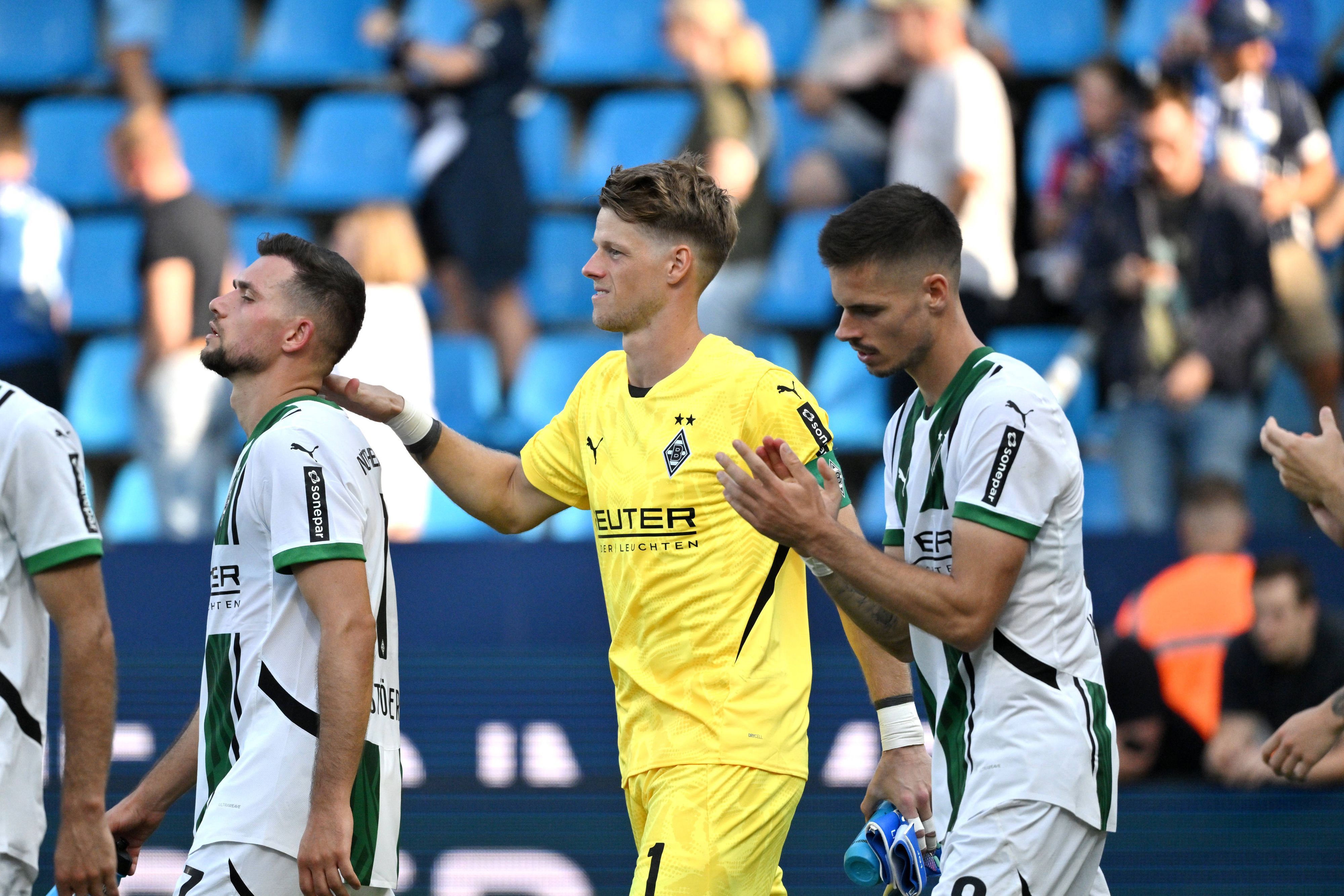 Spieler von Borussia Mönchengladbach feuern sich vor Anpfiff eines Spiels gegenseitig an.