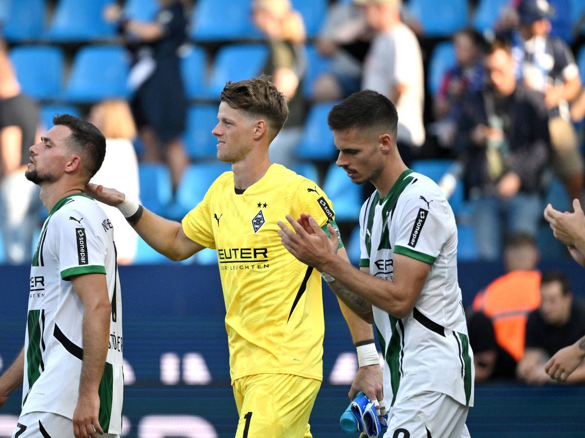 Spieler von Borussia Mönchengladbach feuern sich vor Anpfiff eines Spiels gegenseitig an.