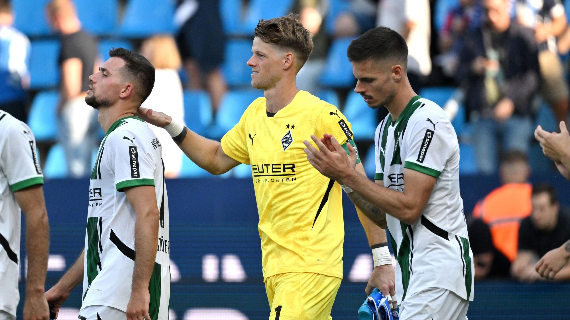 Spieler von Borussia Mönchengladbach feuern sich vor Anpfiff eines Spiels gegenseitig an.