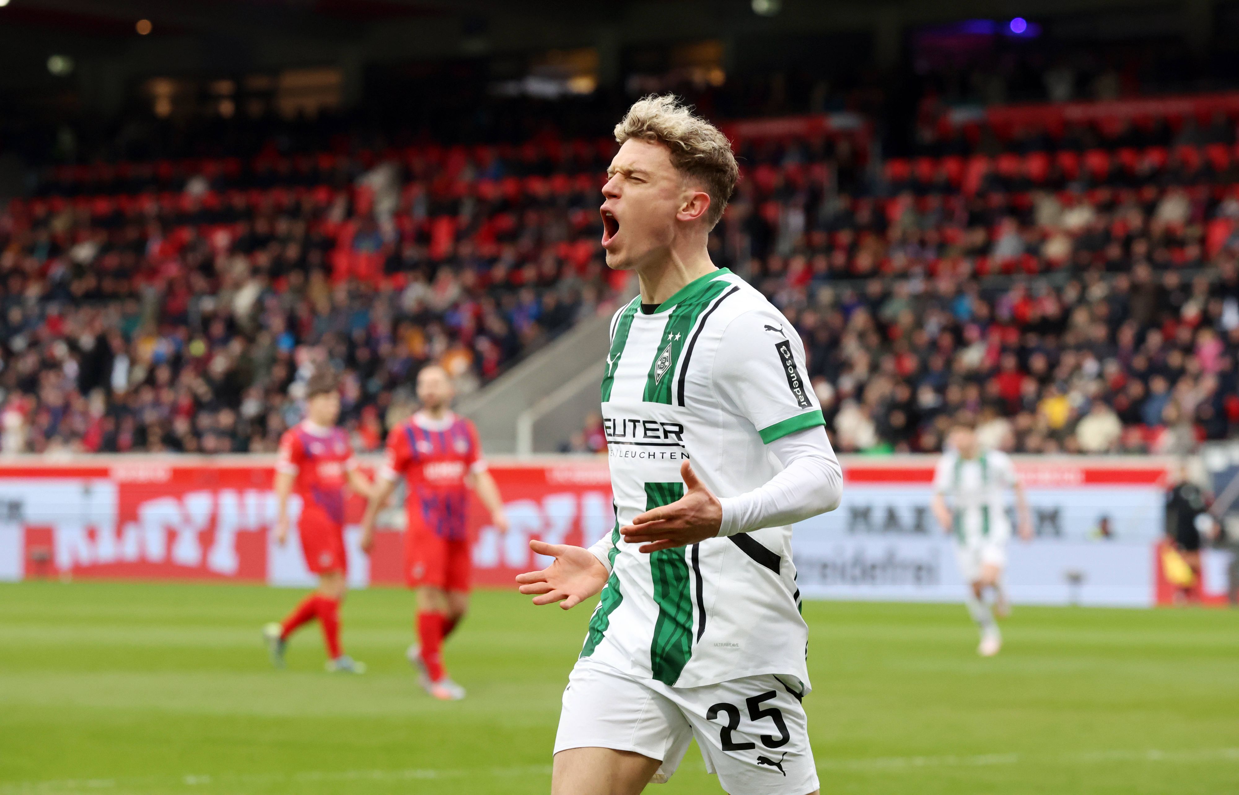 Robin Hack schreit befreit zum Jubel.