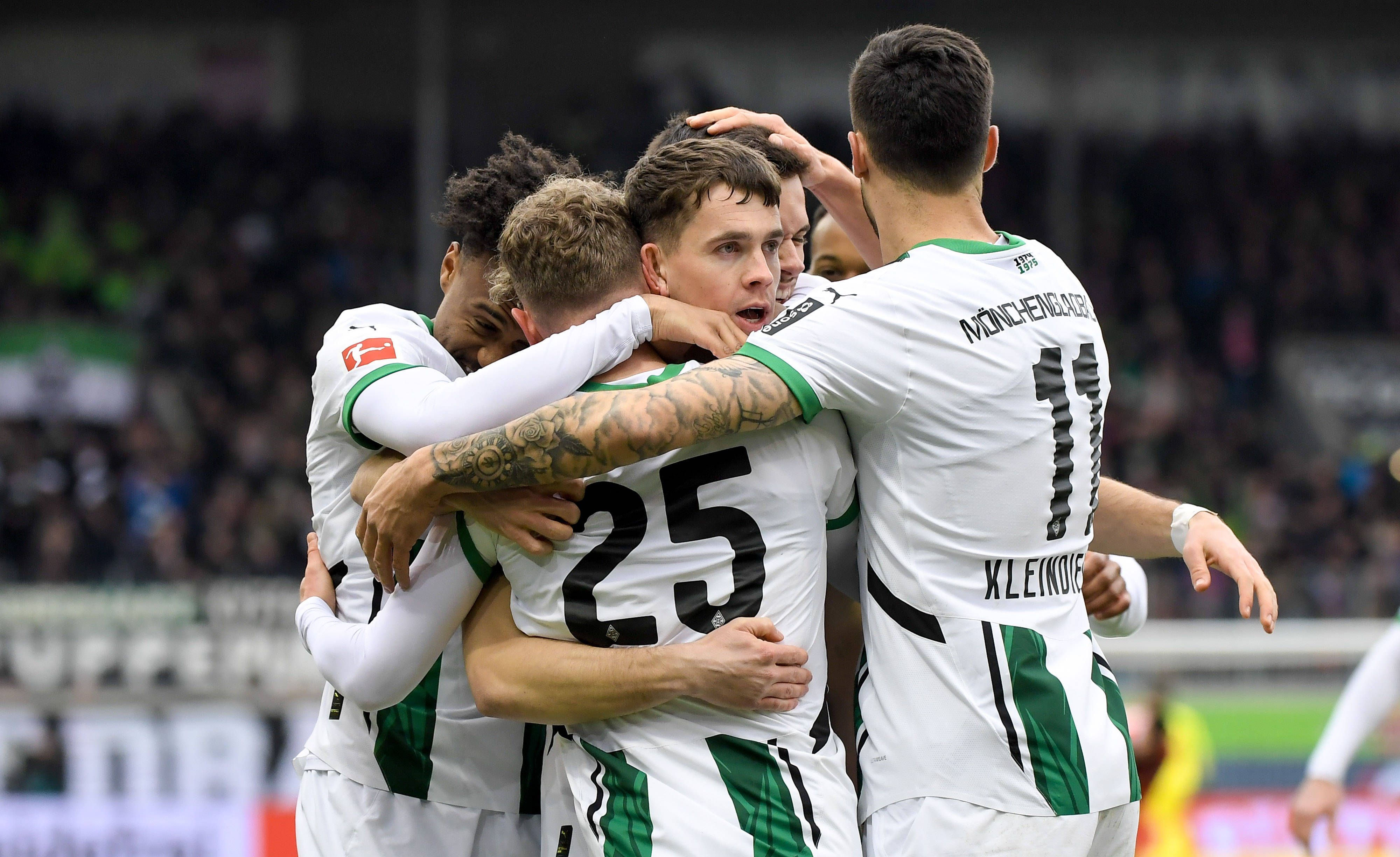Die Spieler von Borussia Mönchengladbach jubeln gemeinsam im Bundesliga-Auswärtsspiel beim 1. FC Heidenheim über ein Tor.