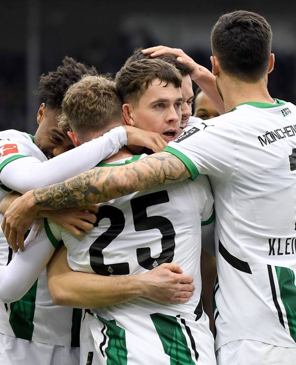 Die Spieler von Borussia Mönchengladbach jubeln gemeinsam im Bundesliga-Auswärtsspiel beim 1. FC Heidenheim über ein Tor.