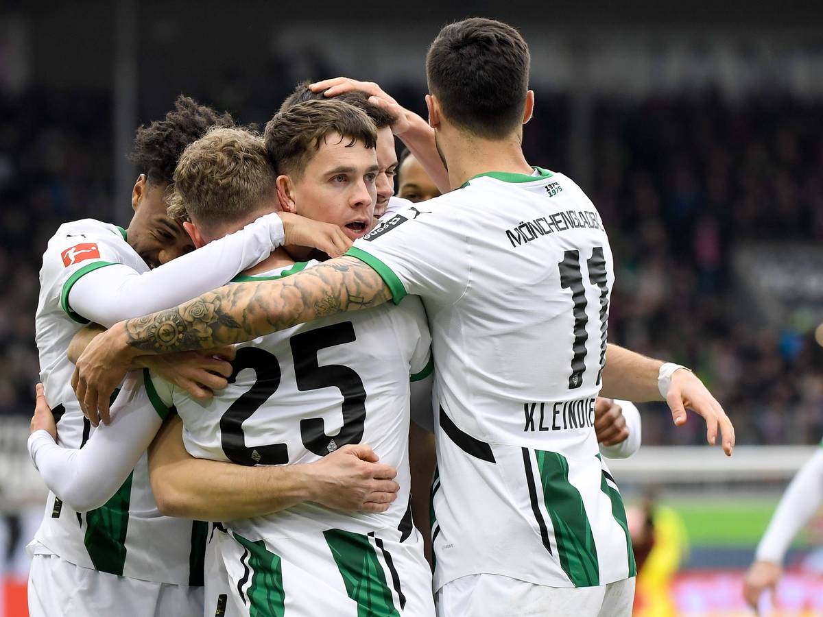 Die Spieler von Borussia Mönchengladbach jubeln gemeinsam im Bundesliga-Auswärtsspiel beim 1. FC Heidenheim über ein Tor.