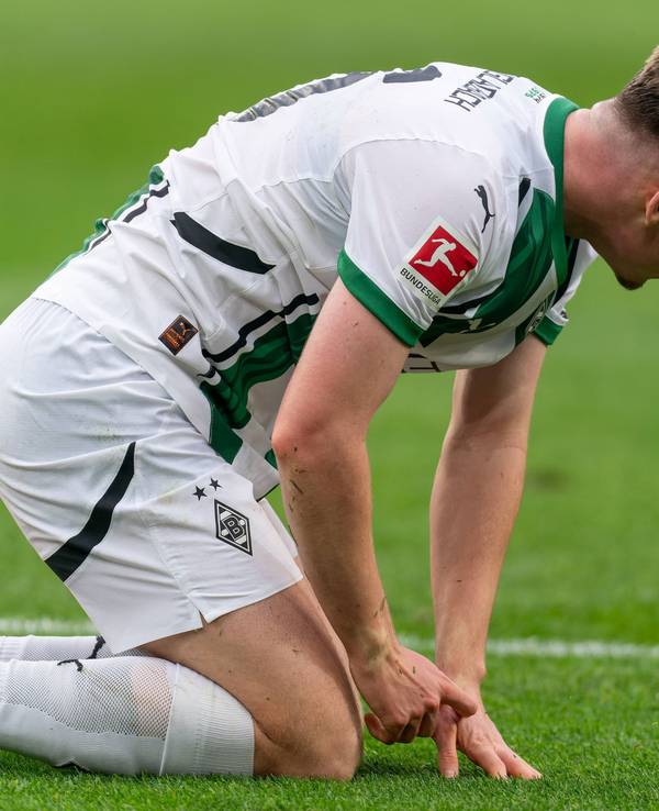Borussia Mönchengladbachs Lukas Ullrich kniet im Bundesliga-Heimspiel gegen den FC Augsburg auf dem Platz.
