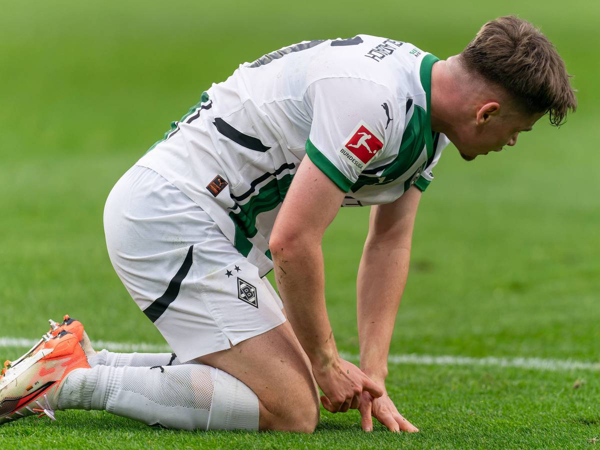 Borussia Mönchengladbachs Lukas Ullrich kniet im Bundesliga-Heimspiel gegen den FC Augsburg auf dem Platz.