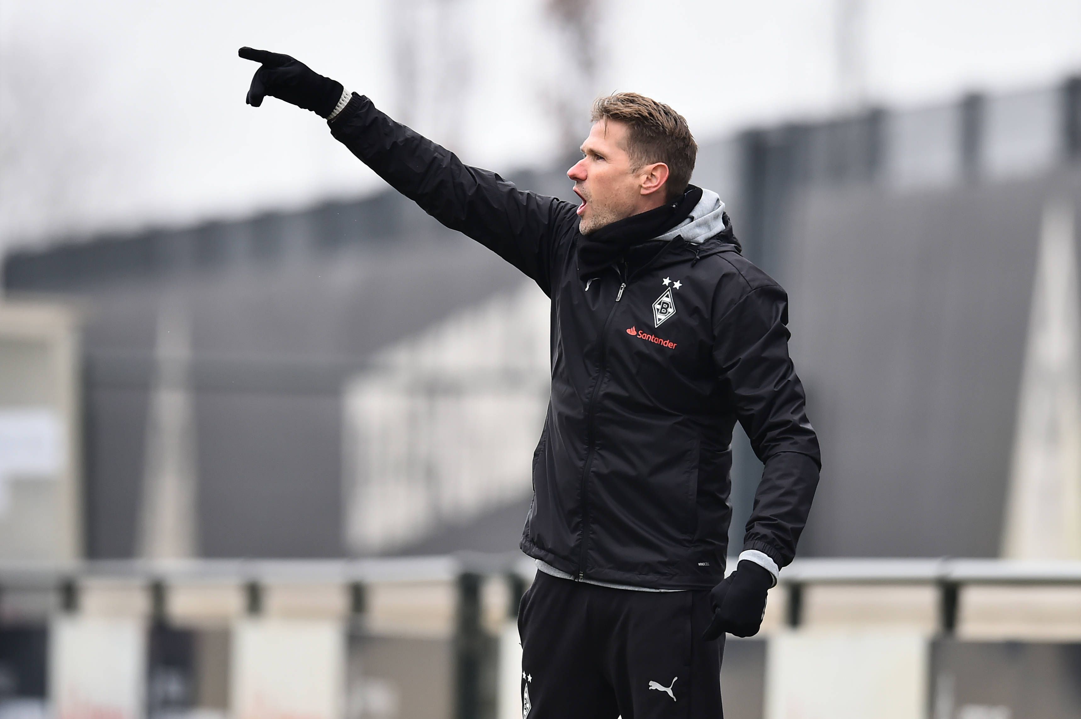Oliver Kirch hebt den Arm und ruft etwas.