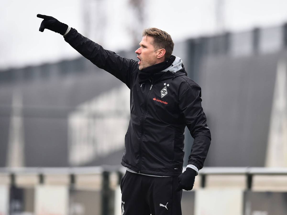 Oliver Kirch hebt den Arm und ruft etwas.