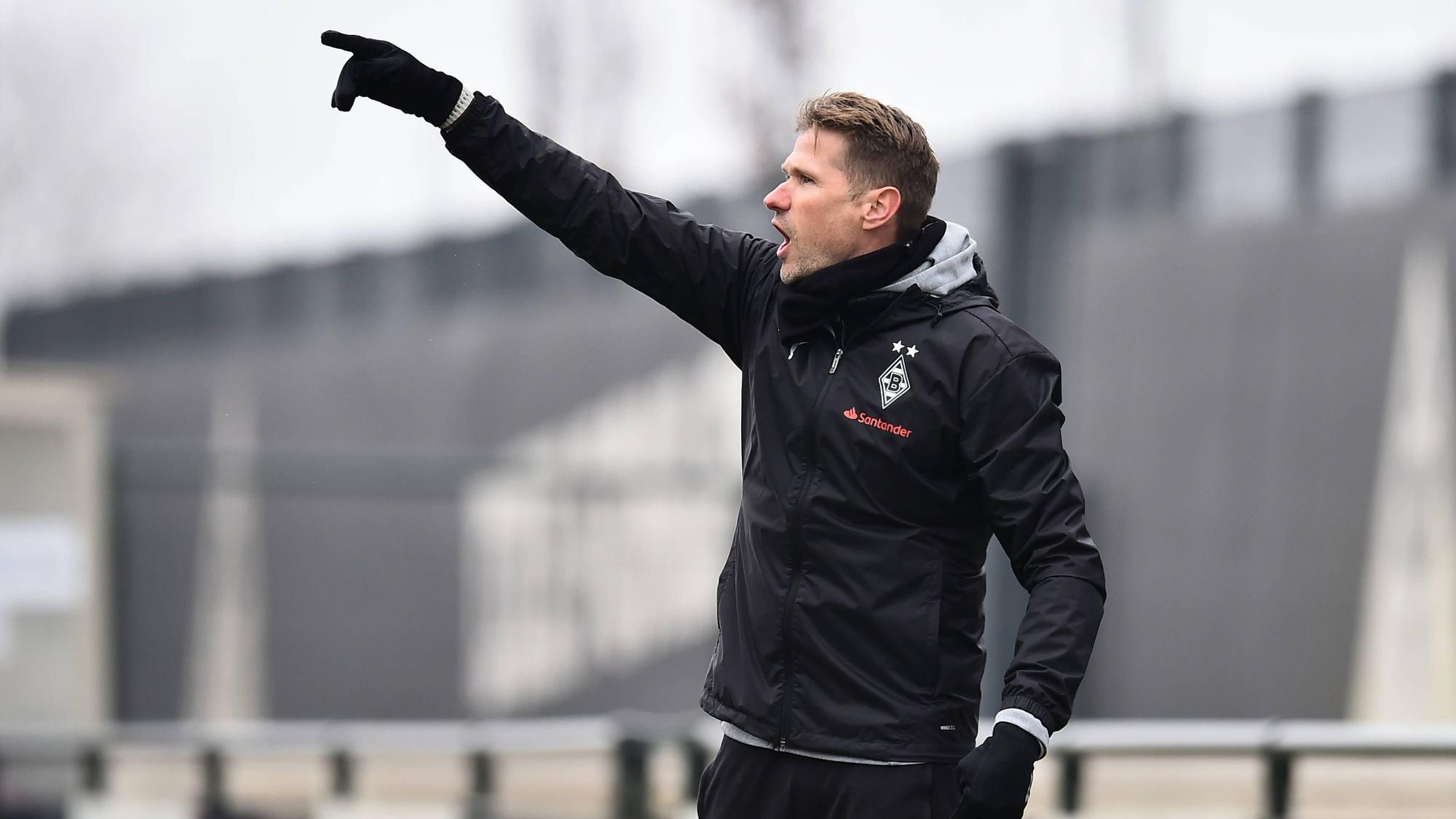 Oliver Kirch hebt den Arm und ruft etwas.