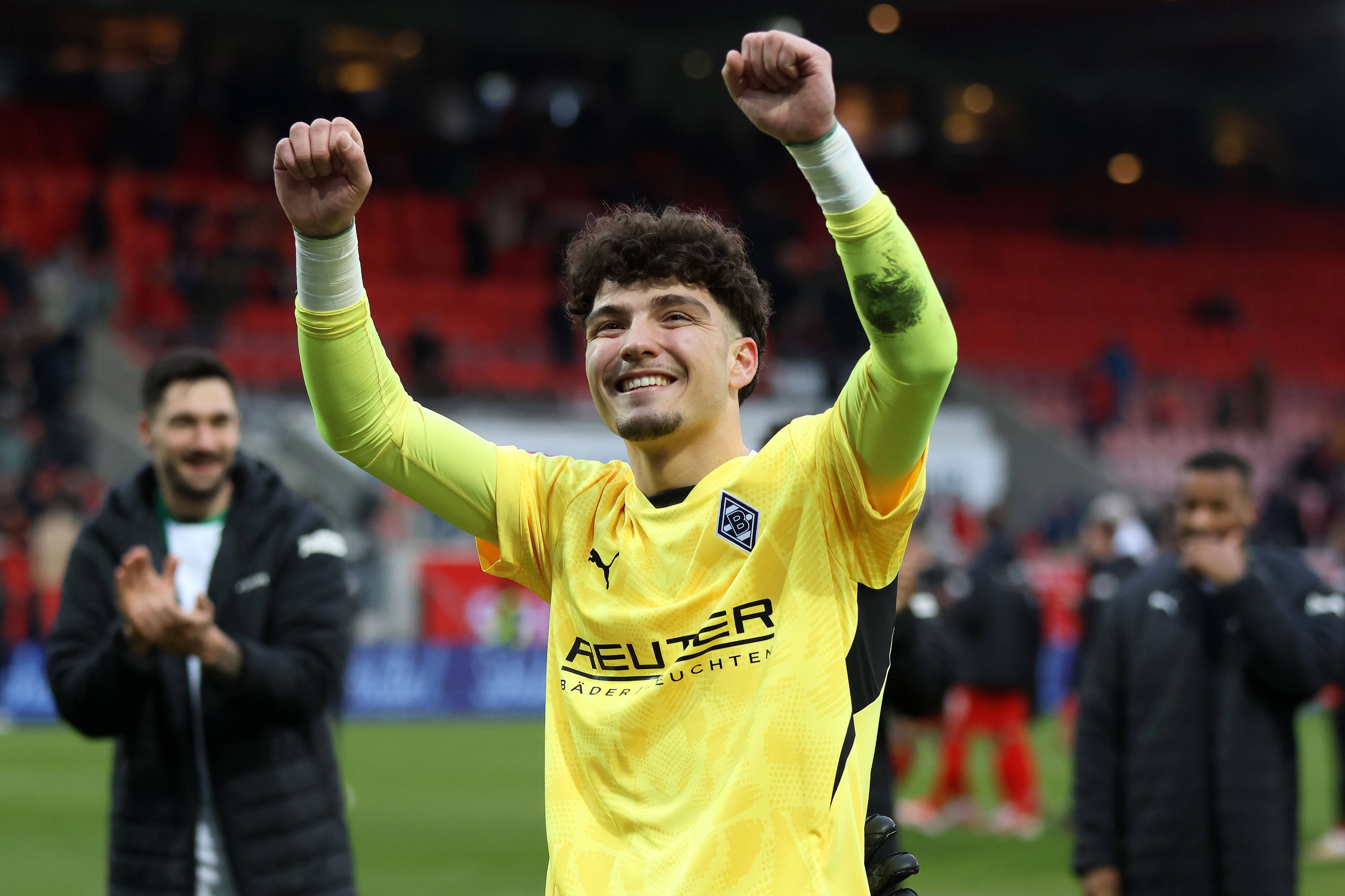 Tiago Pereira Cardoso lässt sich von den Fans feiern.