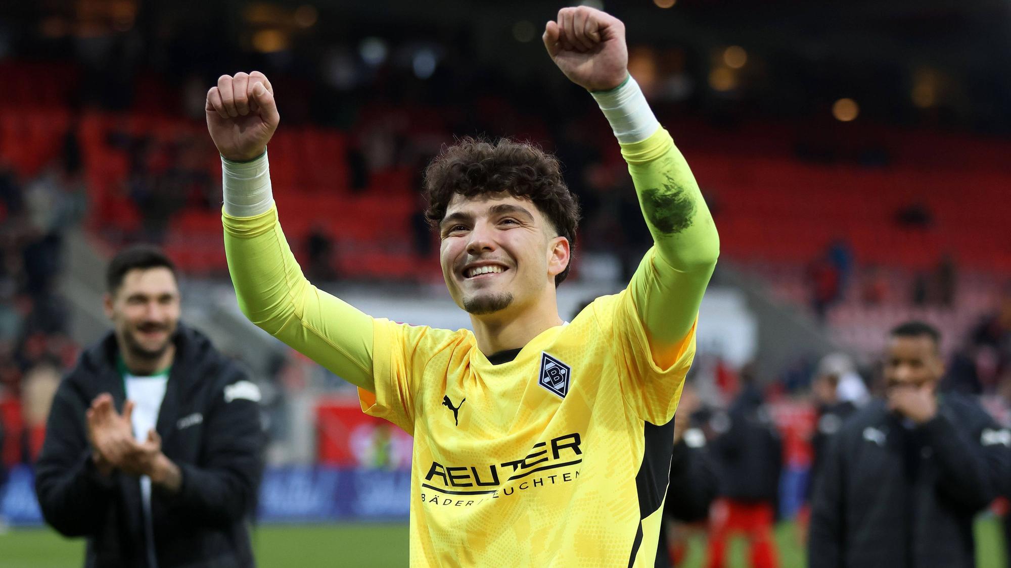 Tiago Pereira Cardoso lässt sich von den Fans feiern.