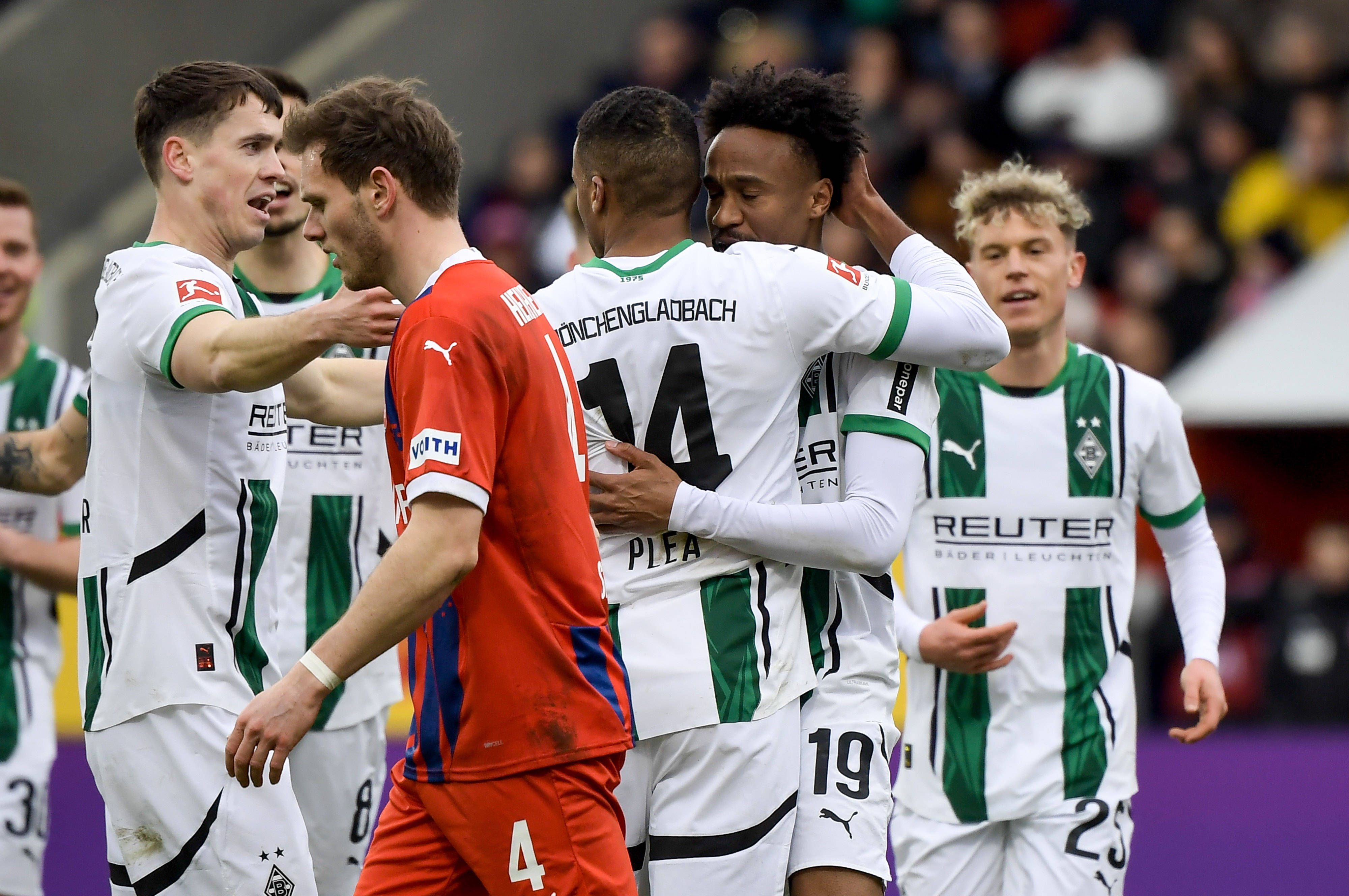 Spieler von Borussia Mönchengladbach jubeln über einen Treffer.