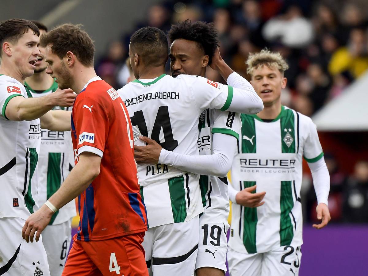 Spieler von Borussia Mönchengladbach jubeln über einen Treffer.