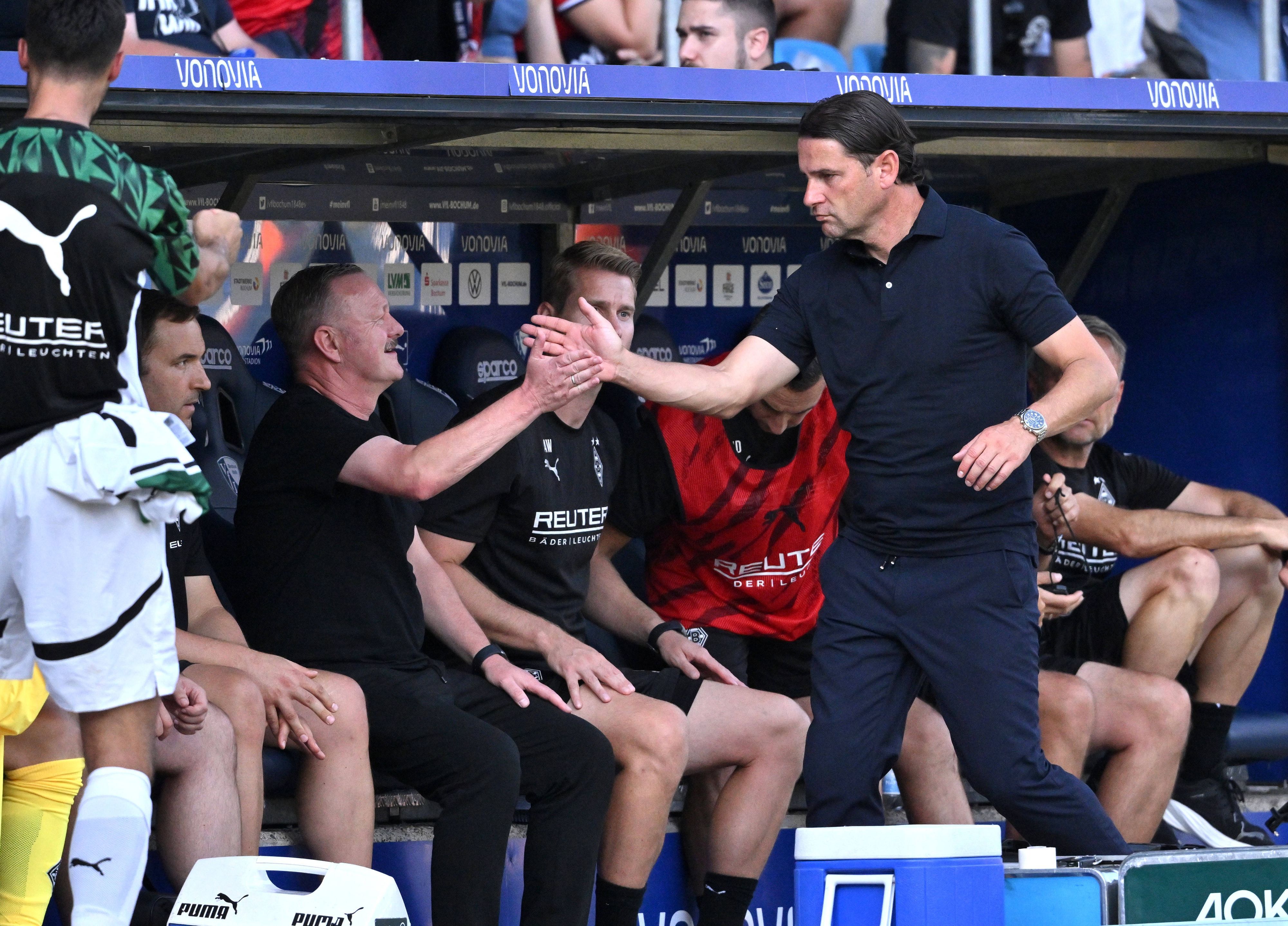 Gerardo Seoane klatscht mit Roland Virkus ab.