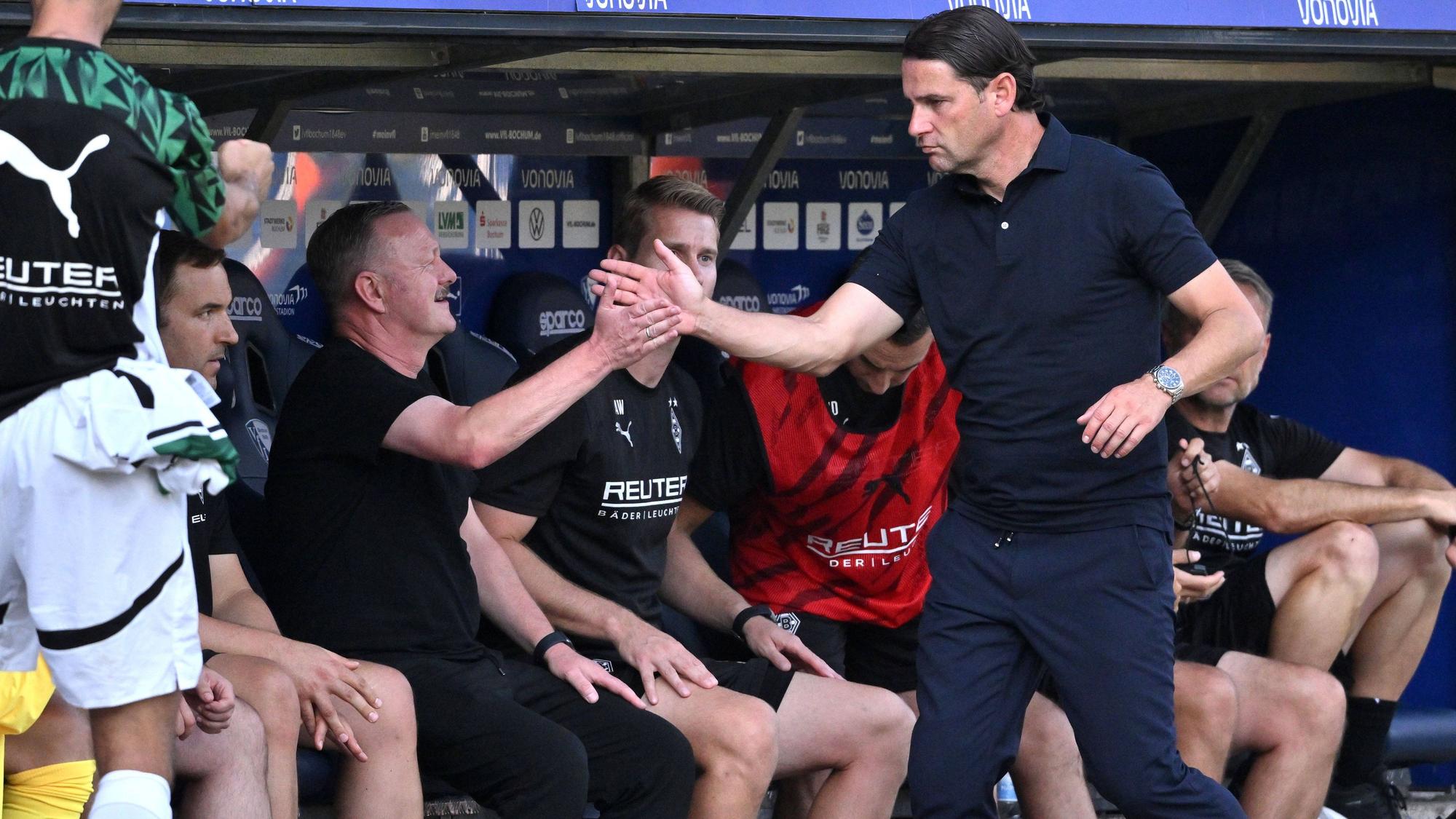 Gerardo Seoane klatscht mit Roland Virkus ab.