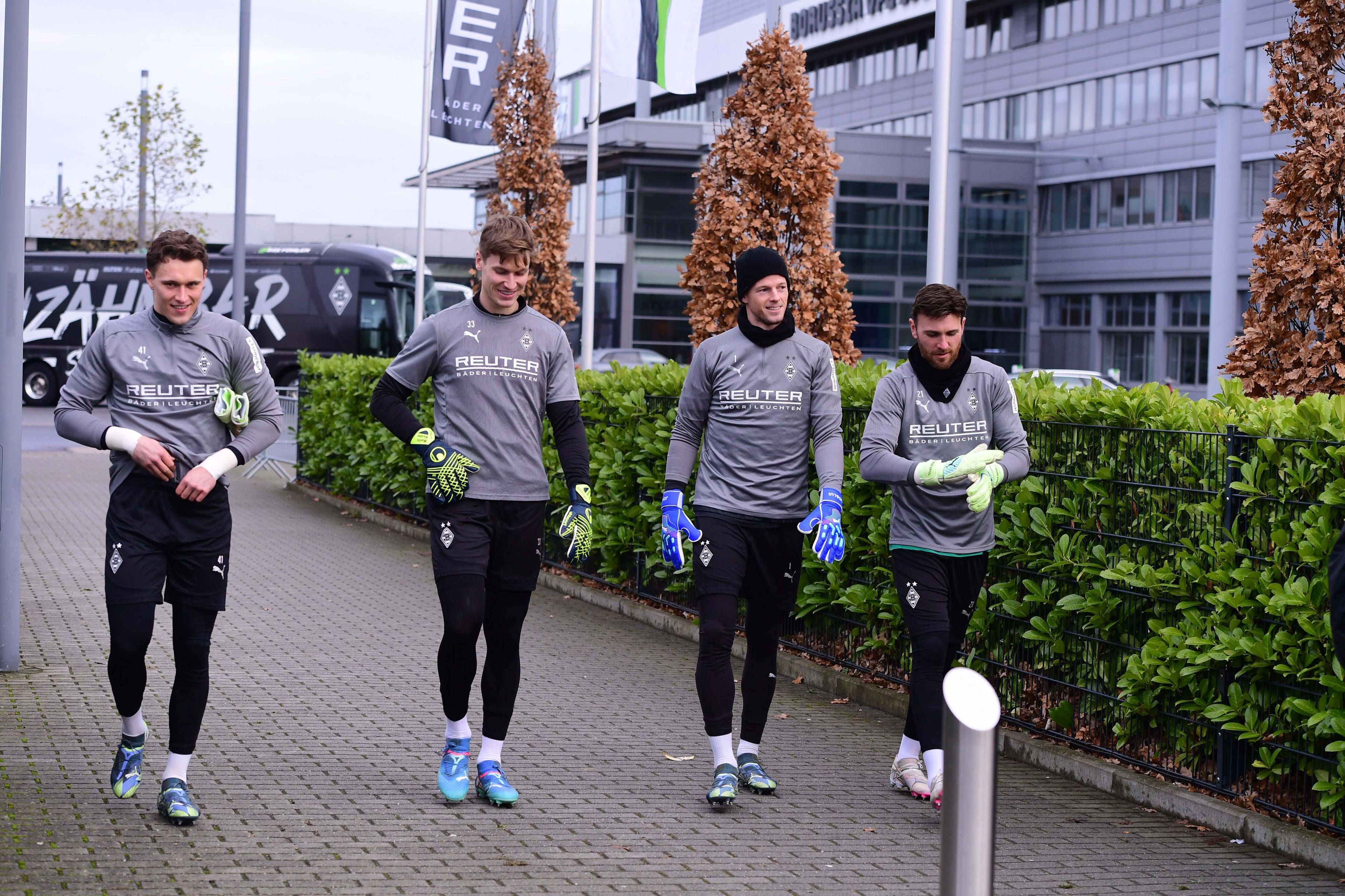 Das Torwartteam von Borussia Mönchengladbach vor dem Training.