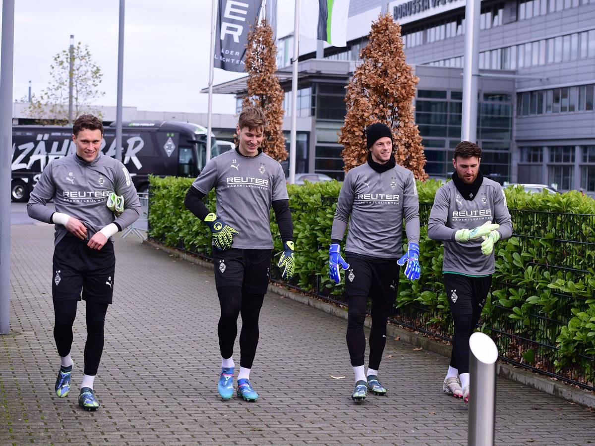 Das Torwartteam von Borussia Mönchengladbach vor dem Training.