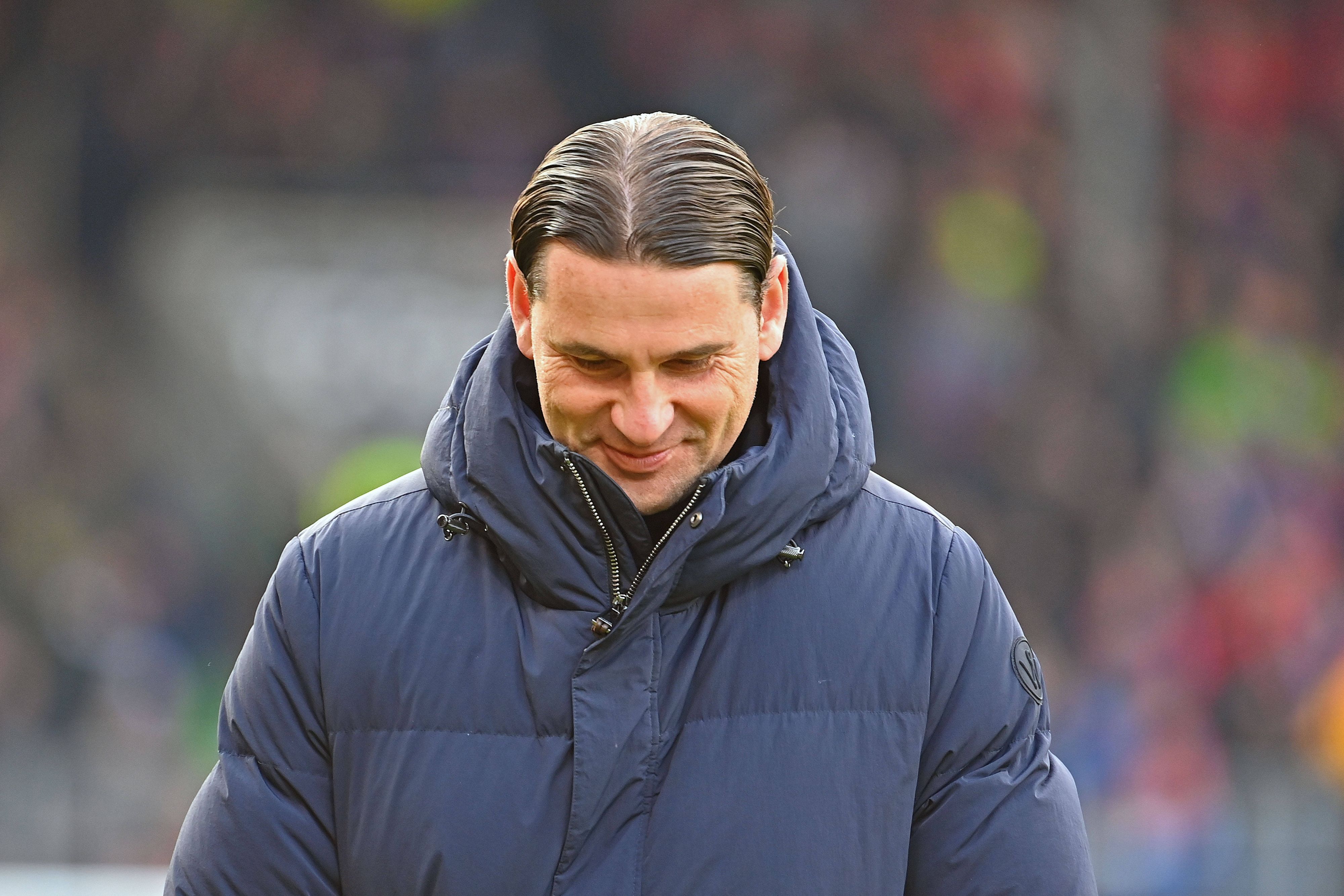 Gerardo Seoane senkt den Kopf und lächelt.