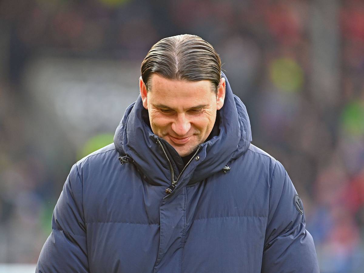 Gerardo Seoane senkt den Kopf und lächelt.