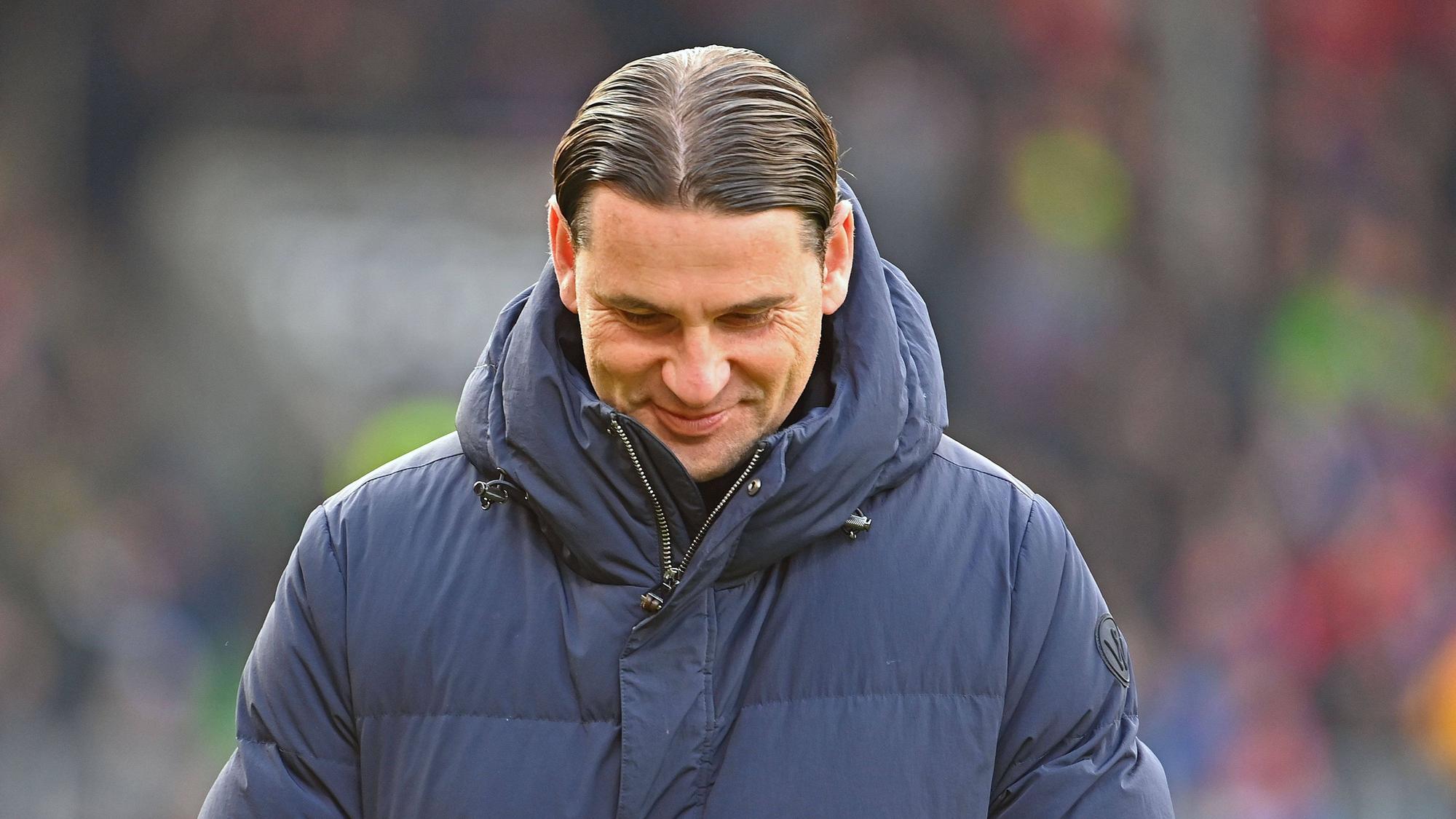 Gerardo Seoane senkt den Kopf und lächelt.
