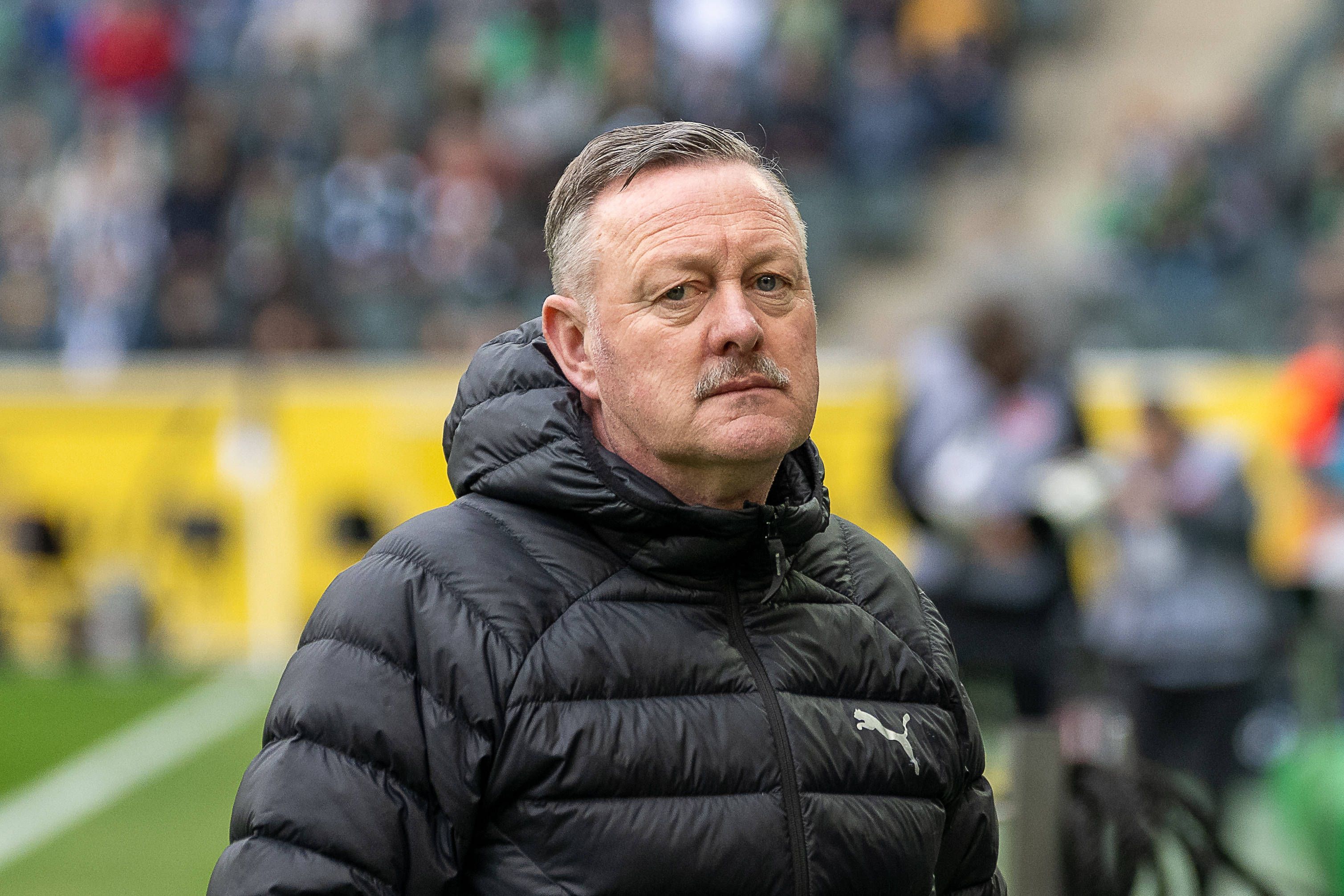 Roland Virkus mit ernstem Blick.
