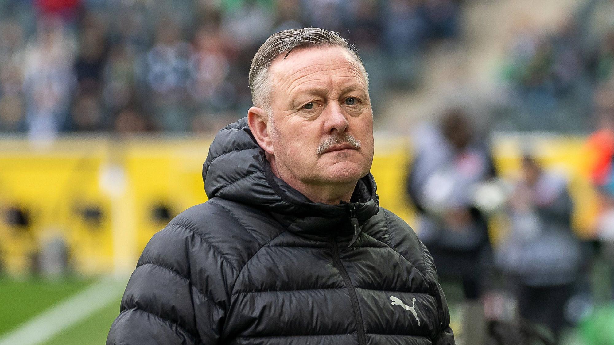 Roland Virkus mit ernstem Blick.