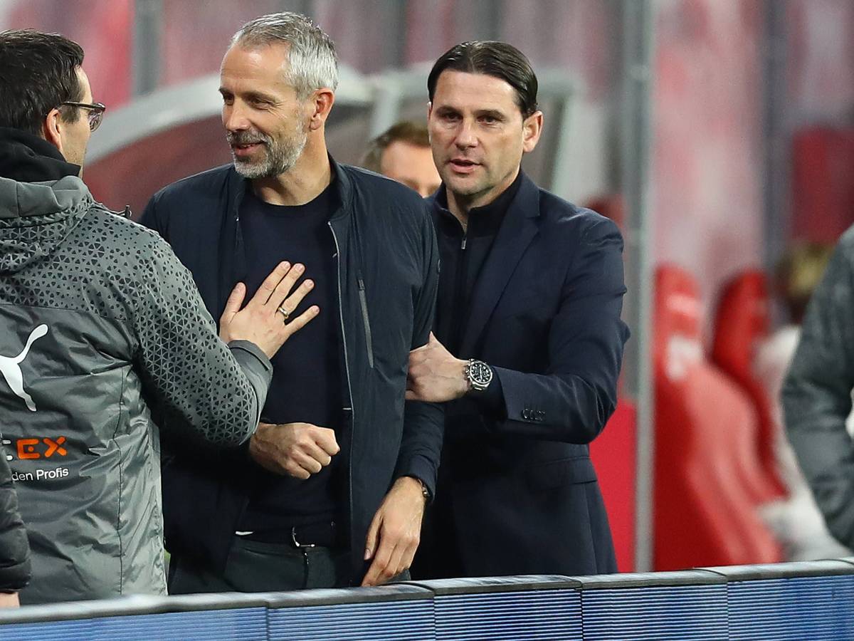 Marco Rose im Gespräch mit einem Mitarbeiter von Borussia Mönchengladbach.