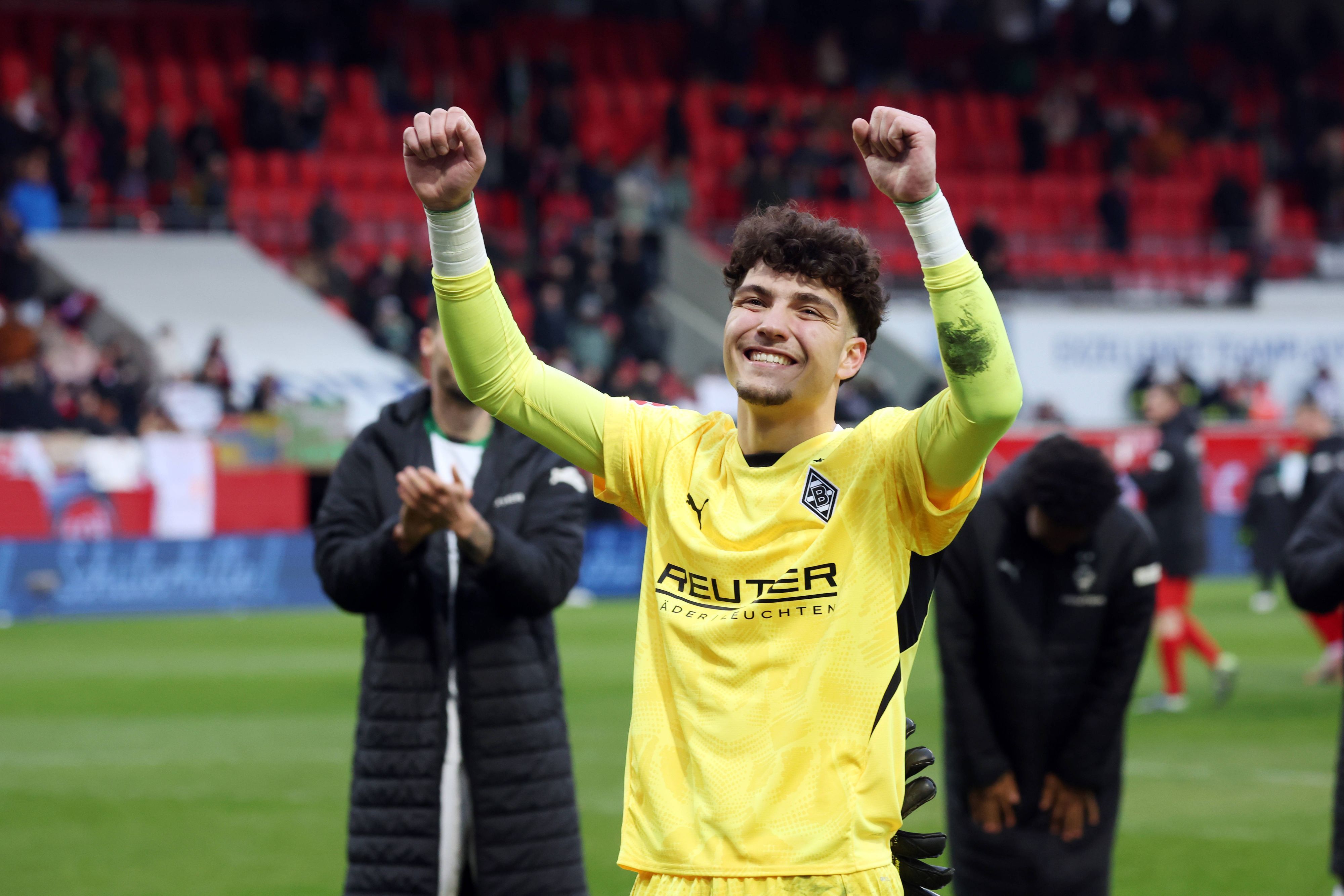 Borussia Mönchengladbachs Torwart Tiago Pereira Cardoso jubelt nach dem Bundesliga-Spiel beim 1. FC Heidenheim mit erhobenen Armen vor der Fankurve.