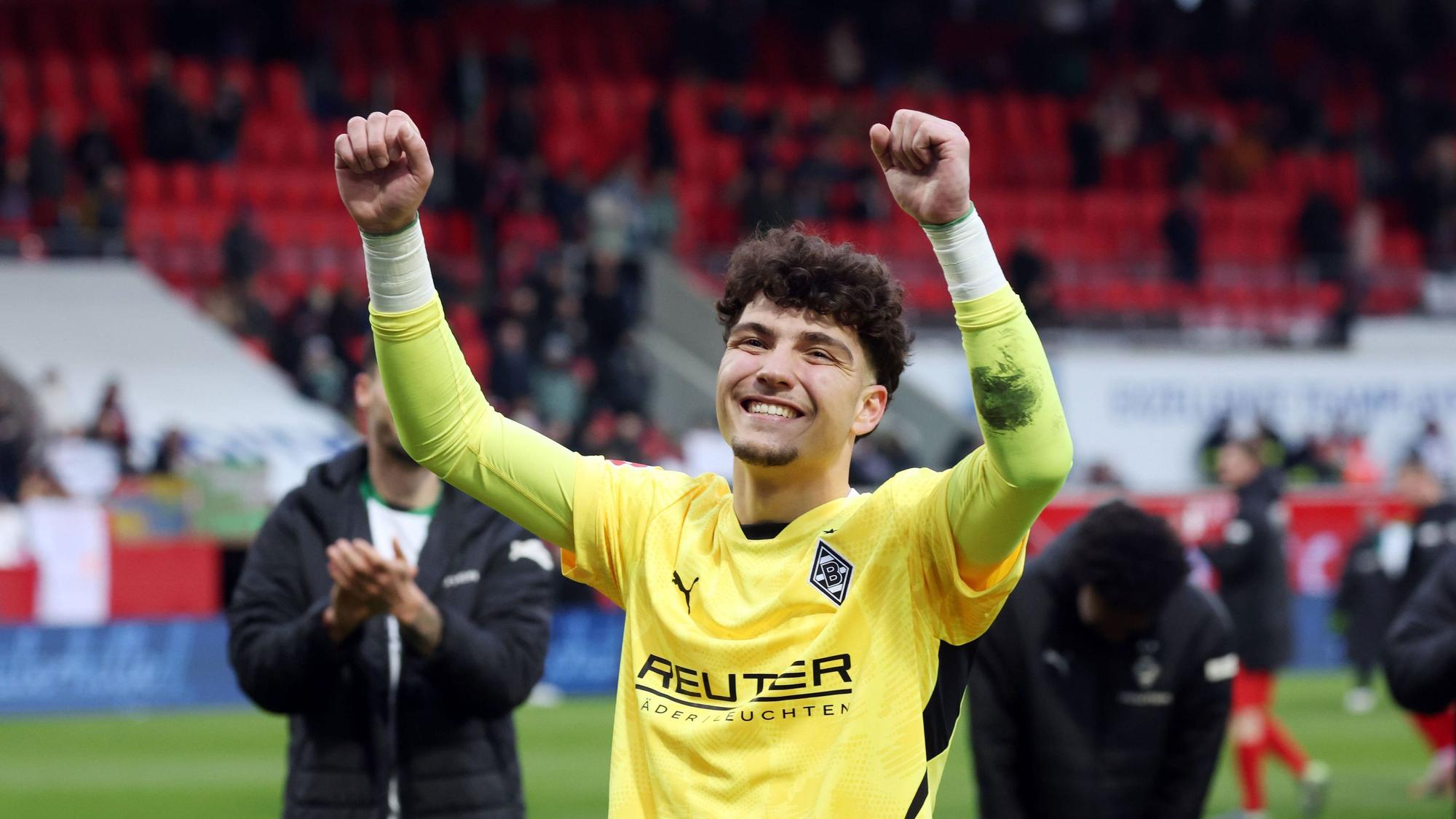 Borussia Mönchengladbachs Torwart Tiago Pereira Cardoso jubelt nach dem Bundesliga-Spiel beim 1. FC Heidenheim mit erhobenen Armen vor der Fankurve.