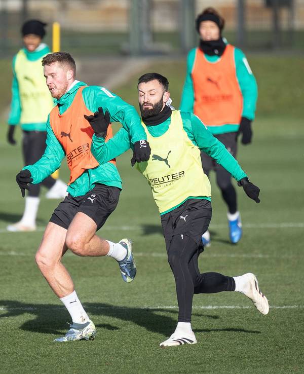 Die Gladbach-Profis Nico Elvedi und Franck Honorat kämpfen im Training um den Ball.